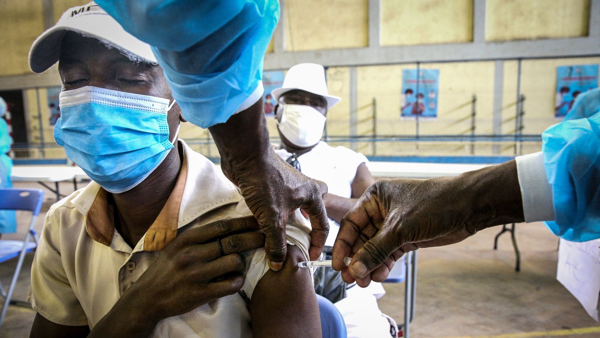 Um jovem é vacinado contra a covid-19 no Posto de Vacinação da Cidadela Desportiva, em Luanda, Angola, 17 de dezembro de 2021. Segundo a ministra da Saúde angolana, Sílvia Lutucuta, crianças e adolescentes entre os 12 e 17 anos vão começar a ser vacinados, salientando que há vacinas suficientes para a vacinação da população alvo, de 15,7 milhões. AMPE ROGÉRIO/LUSA