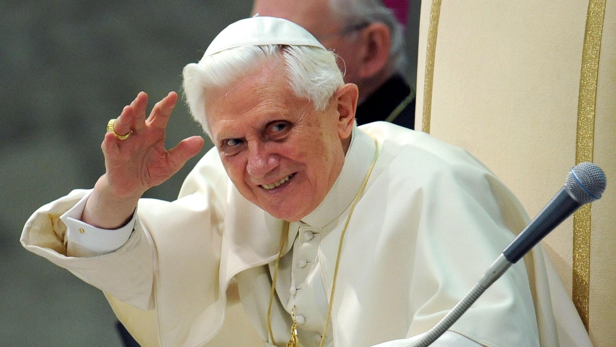 O Papa Bento XVI acena durante um audência no Vaticano, em 2010