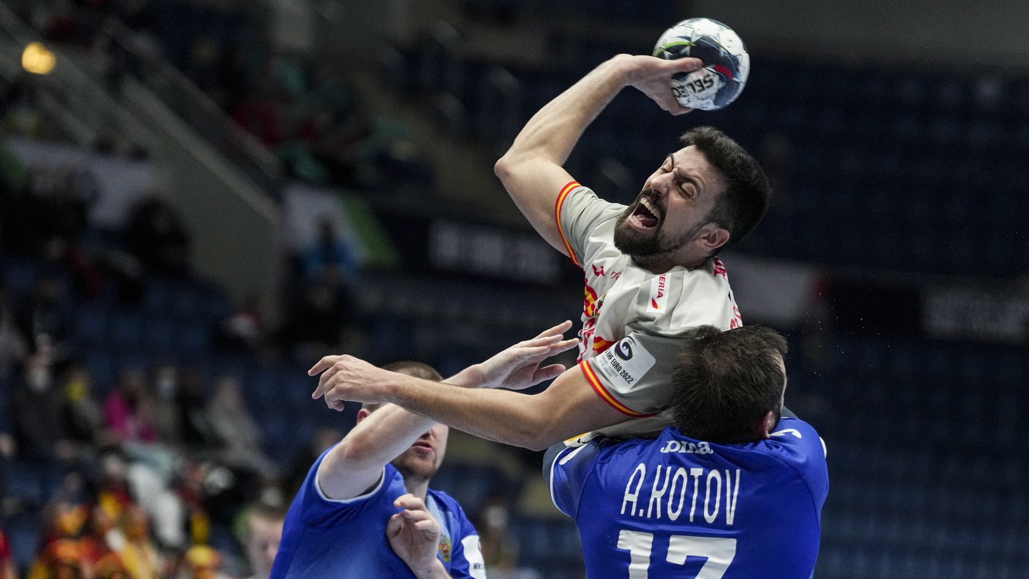 epa09700303 Agustin Casado Marcelo of Spain (C) in action against Alexander Kotov of Russia (R) during the Men&#039;s European Handball Championship main round match between Russia and Spain in Bratislava, Slovakia, 21 January 2022.  EPA/MARTIN DIVISEK