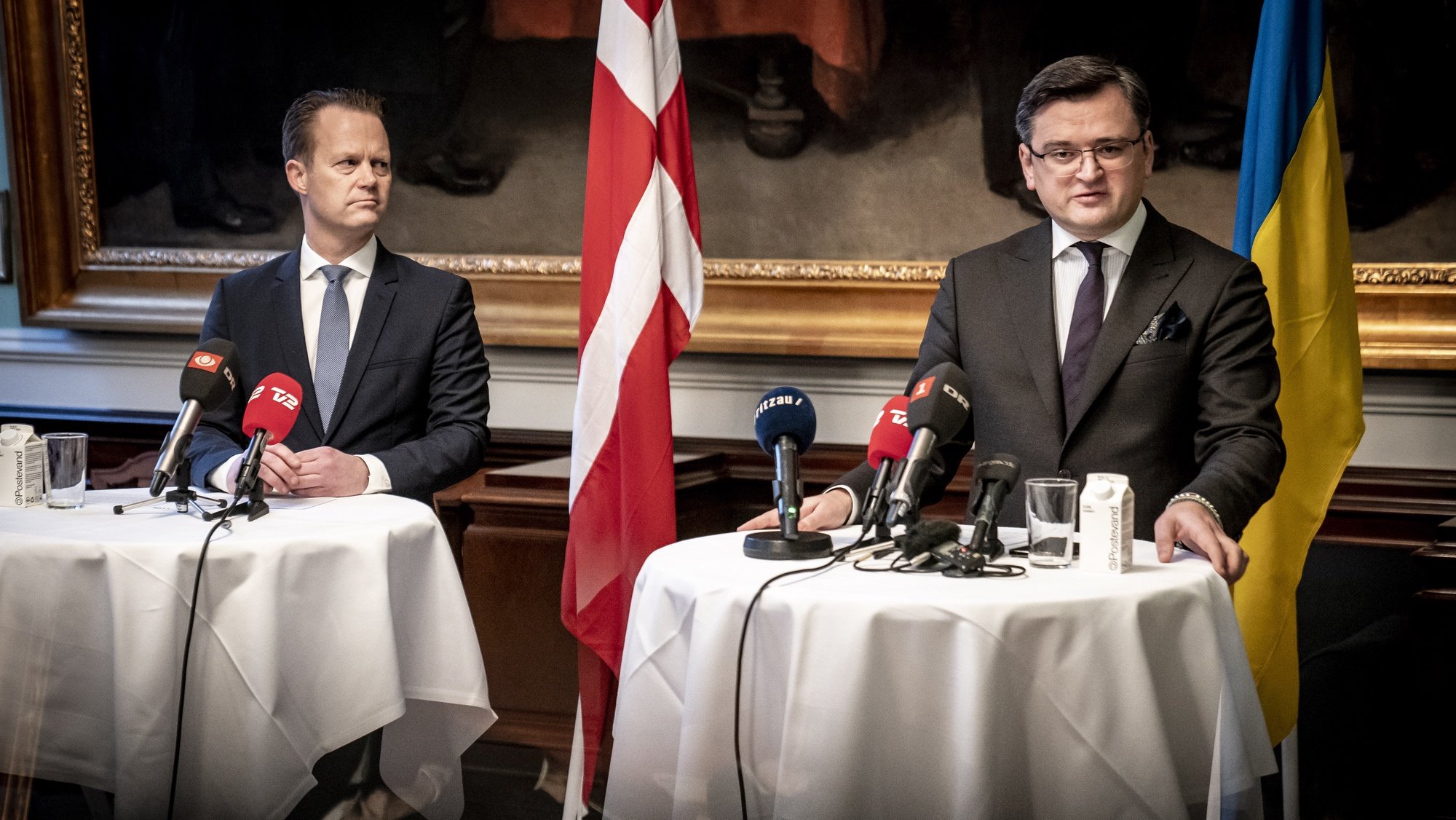 O ministro dos Negócios estrangeiros ucraniano Dmytro Kuleba (à direita) em reunião com o homólogo dinamarquês Jeppe Kofod (à esquerda)