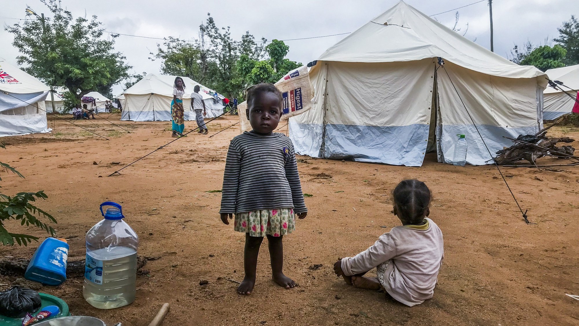 Crianças desalojadas da tempestade Ana, num espaço improvisado com tendas disponibilizadas pela Cruz Vermelha