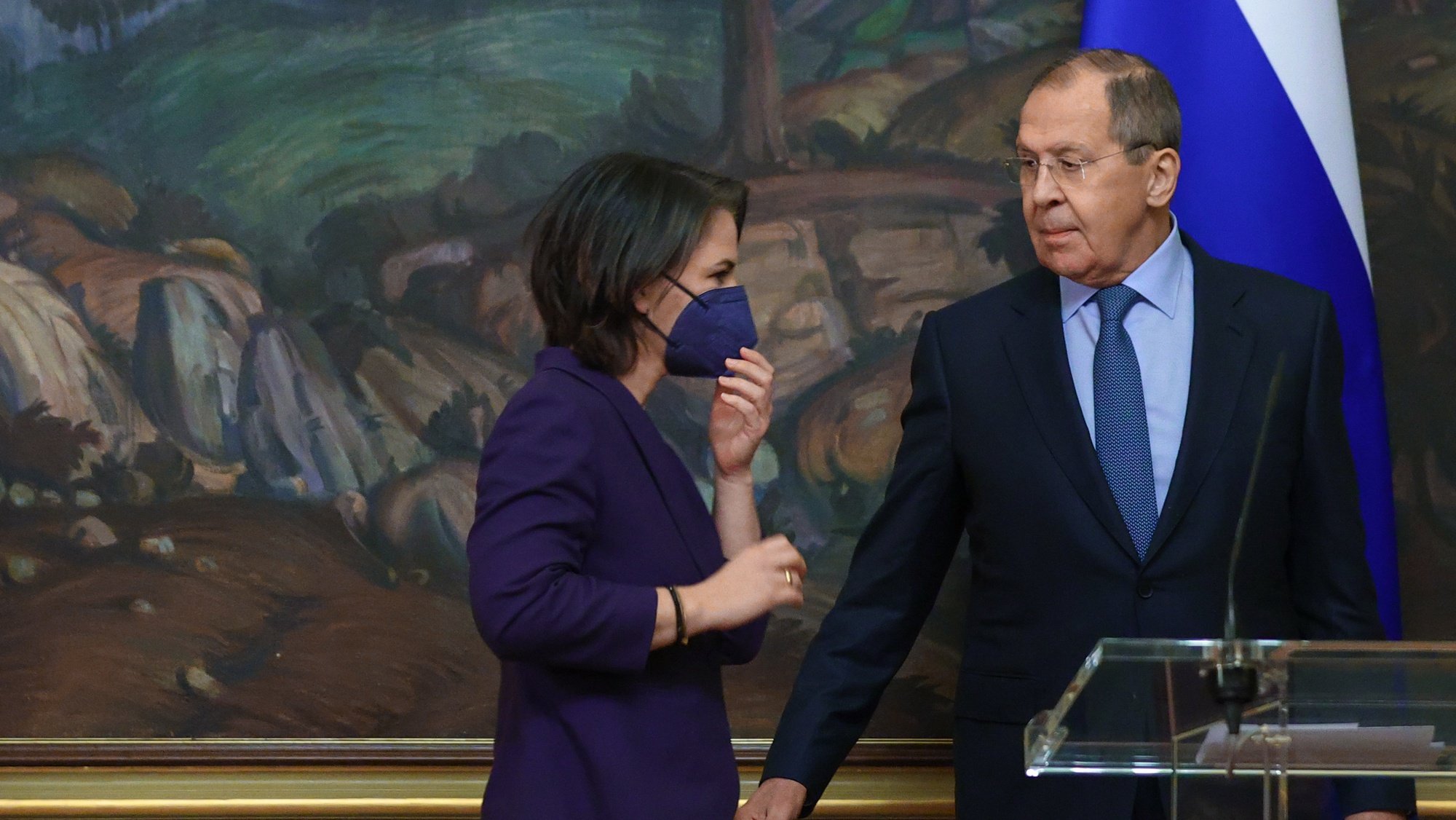 Annalena Baerbock, ministra dos negócios estrangeiros alemã, e Sergei Lavrov, homólogo russo