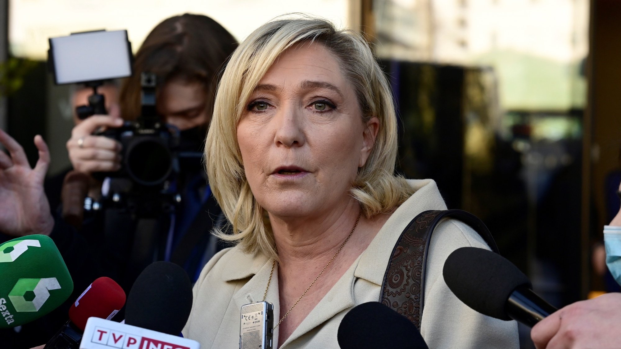 Marine Le Pen em declarações aos jornalistas num evento do partido Vox em Madrid