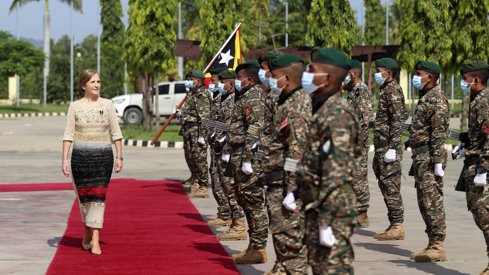 A nova embaixadora de Portugal em Díli, Manuela Bairos (E), passa revista às tropas em parada à chegada para apresentar as cartas credenciais ao Presidente de Timor-Leste, Francisco Guterres Lú-Olo (ausente da fotografia), no Palácio Presidencial, em Díli, Timor-Leste, 25 de março de 2022. ANTÓNIO SAMPAIO/LUSA