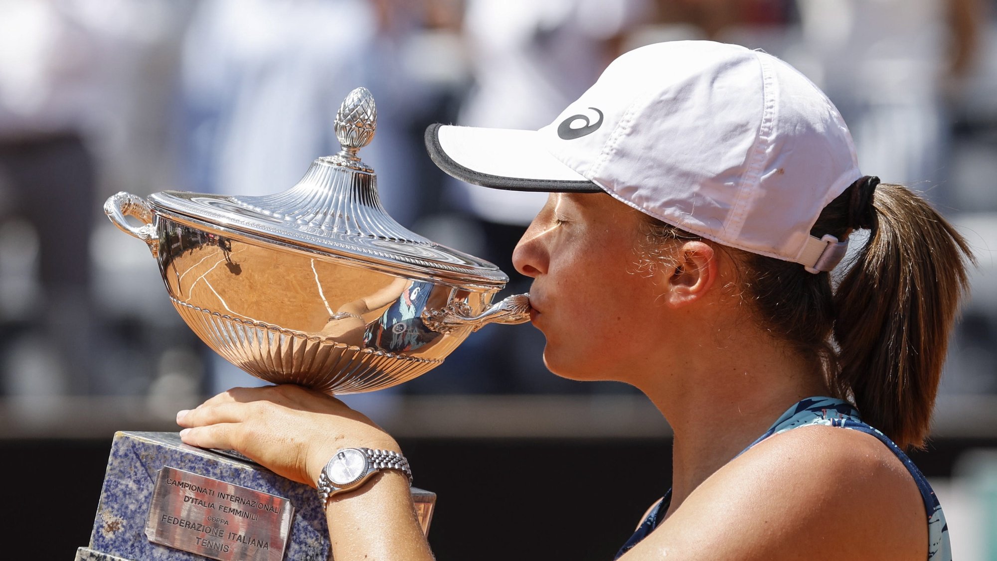 epa09948735 Iga Swiatek of Poland kisses the trophy after winning her women&#039;s singles final match against Ons Jabeur of Tunisia at the Italian Open tennis tournament in Rome, Italy, 15 May 2022.  EPA/FABIO FRUSTACI