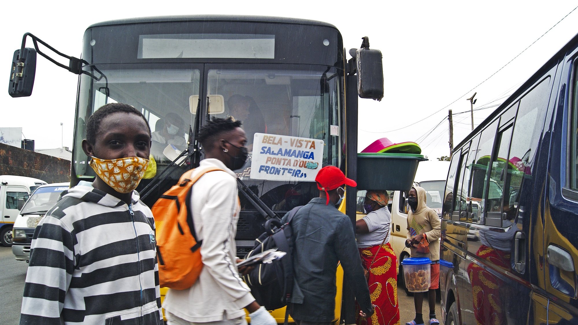 A falta de transportes em Maputo leva a que os cidadãos recorram aos transportes de mercadorias de caixa aberta, conhecidos como My love, para se deslocarem, principalmente nas zonas de expansão, Maputo, Moçambique, 09 de junho de 2021. (ACOMPANHA TEXTO DE 13 DE JUNHO DE 2021). LUÍSA NHANTUMBO/LUSA