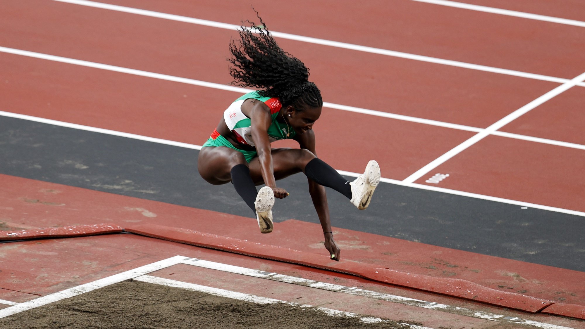 epa09379817 Evelise Veiga of Portugal competes in the Women&#039;s Triple Jump Qualification - Group A during the Athletics events of the Tokyo 2020 Olympic Games at the Olympic Stadium in Tokyo, Japan, 30 July 2021.  EPA/JEON HEON-KYUN