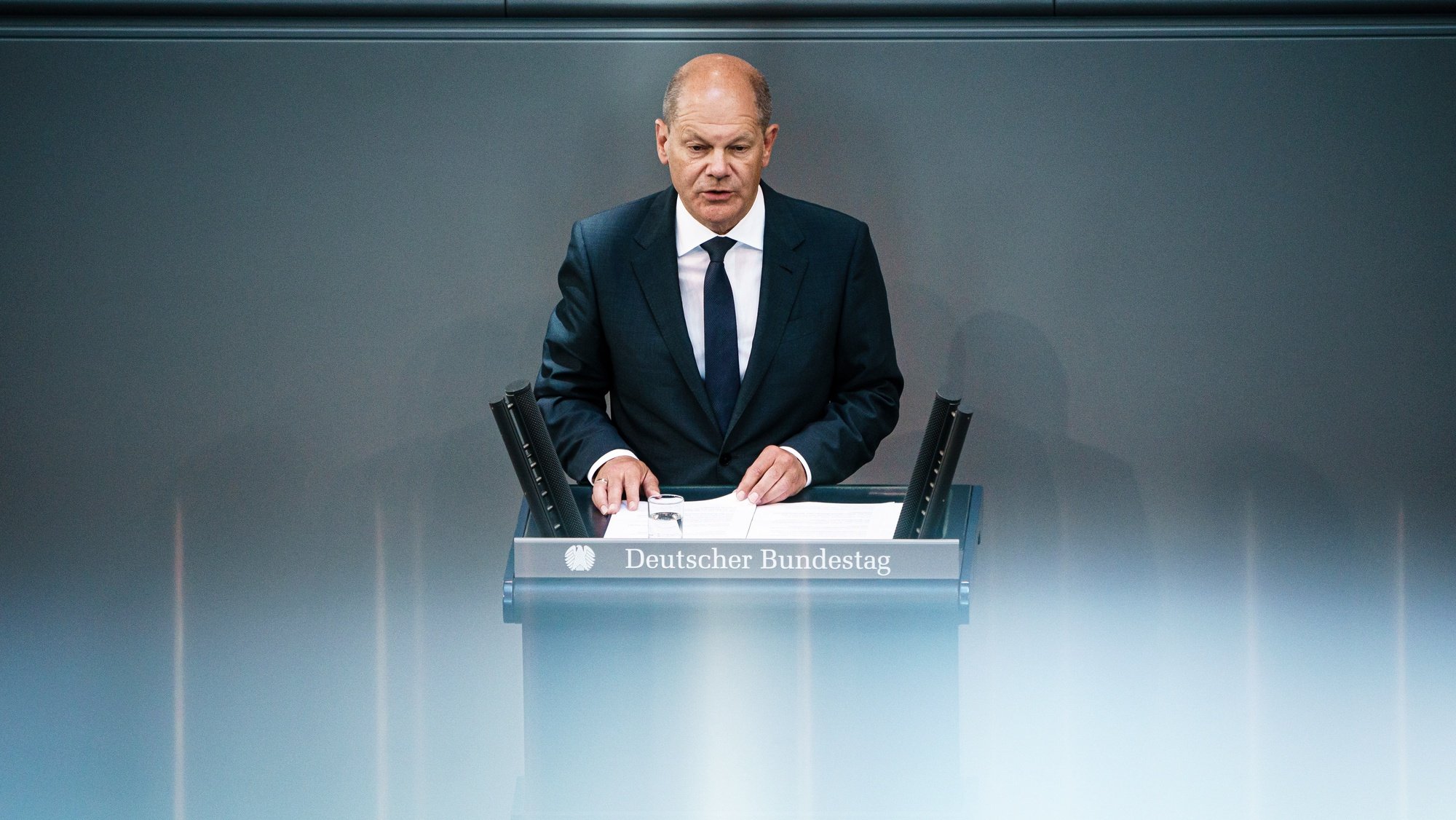 epa10027714 German Chancellor Olaf Scholz delivers a statement at the German parliament &#039;Bundestag&#039; in Berlin, Germany, 22 June 2022. Scholz addressed the parliamentarians with a government statement on the upcoming European Council meeting, the G7 summit, and the NATO summit.  EPA/CLEMENS BILAN