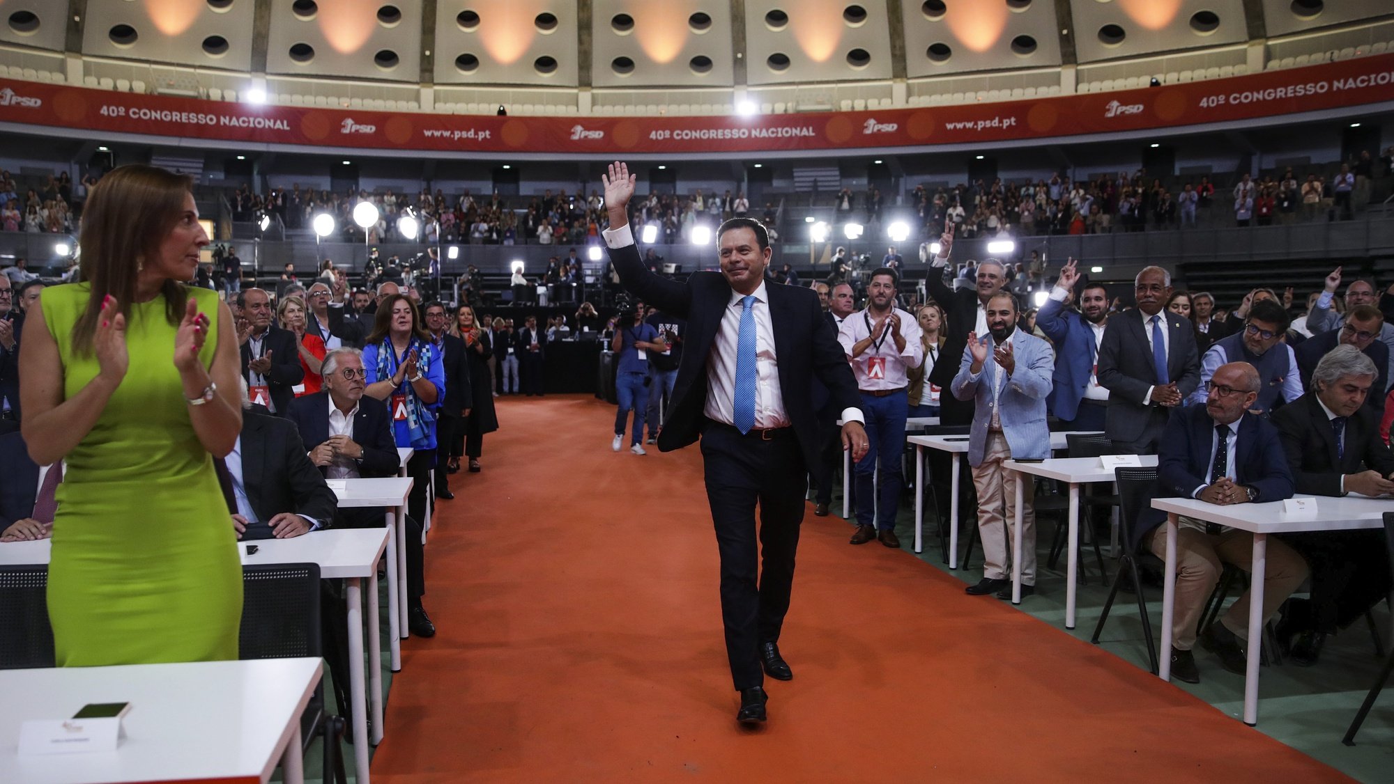 Luís Montenegro (C), presidente eleito do PSD, no 40.º Congresso Nacional do Partido Social Democrata, que decorre no Pavilhão Rosa Mota, no Porto, 03 de julho de 2022. ESTELA SILVA/LUSA