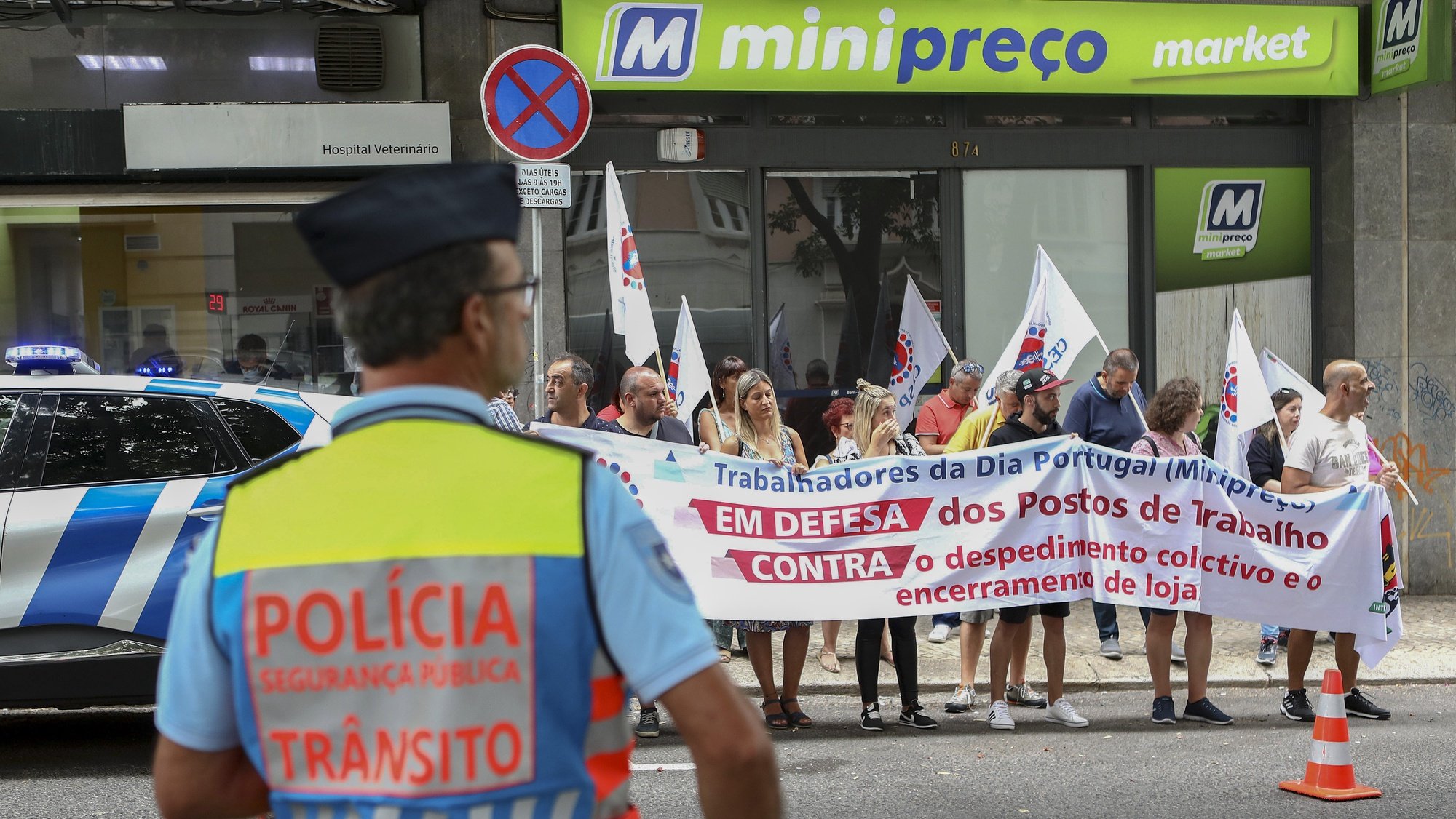 Trabalhadores do Dia Portugal (Minipreço) protestam durante uma concentração em Lisboa convocada pelo Sindicato dos Trabalhadores do Comércio, Escritórios e Serviços de Portugal contra o despedimento coletivo de 181 trabalhadores e o encerramento de 25 locais de trabalho, 04 de agosto de 2022. ANTÓNIO PEDRO SANTOS/LUSA