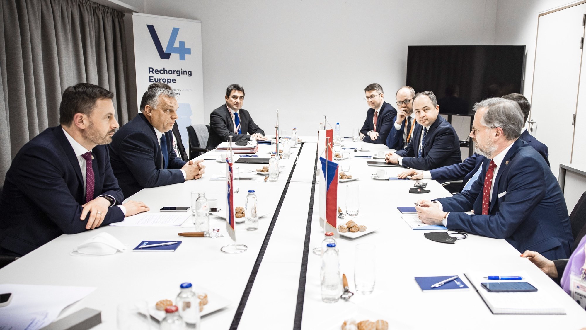 O primeiro-ministro polaco Mateusz Morawiecki, o primeiro-ministro da República Checa Petr Fiala, o primeiro-ministro húngaro Viktor Orban e o primeiro-ministro da Eslováquia Eduard Heger