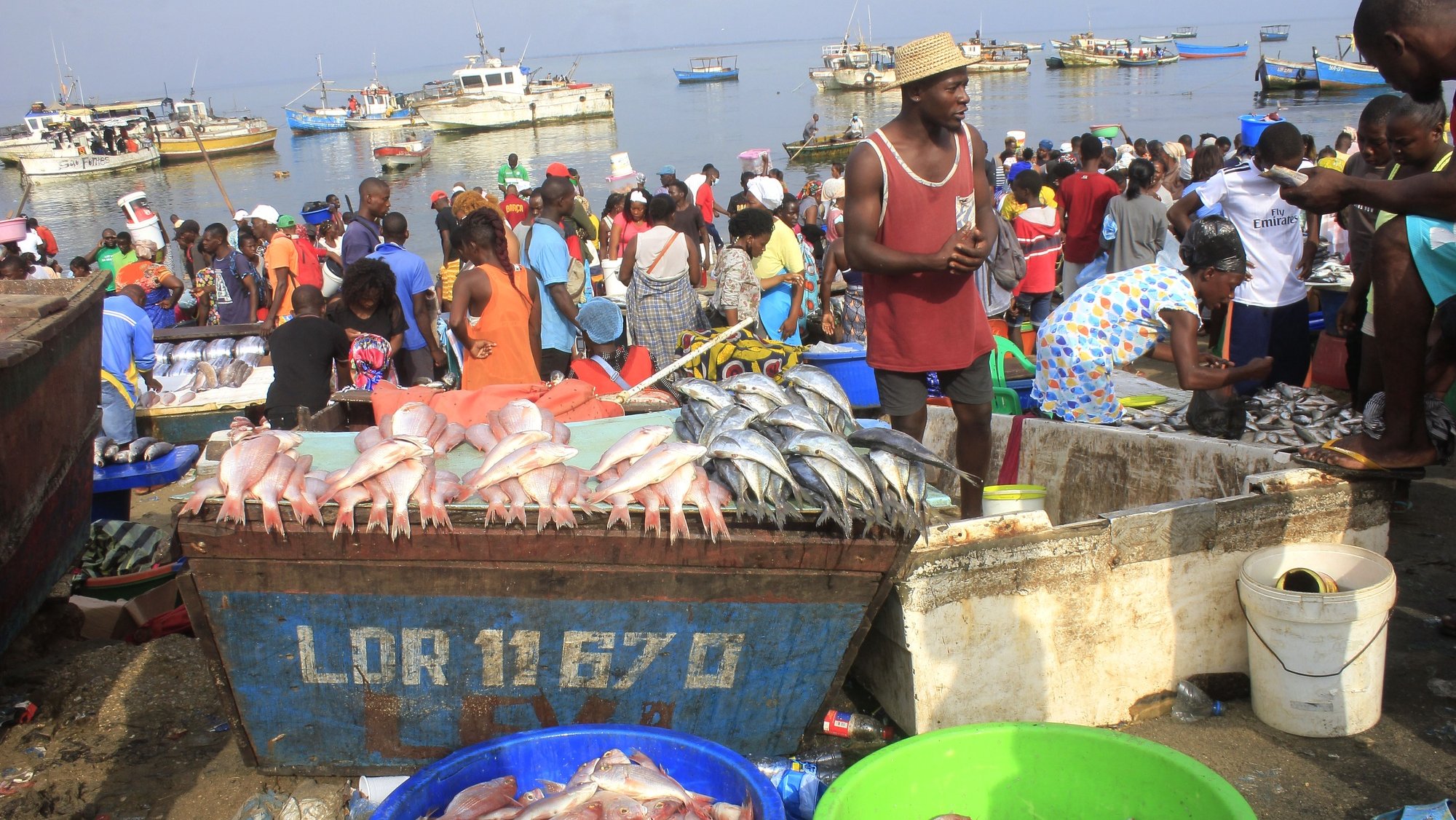 Um pescador vende peixe na praia da Mambunda, bairro da Samba, em Luanda, Angola, 31 de maio de 2022. Além da redução do pescado, sobretudo nos últimos meses, os pescadores da ilha de Luanda confrontam-se com novas ameaças ao seu modo de vida, enfrentando assaltos em alto mar, protagonizados por homens armados. (ACOMPANHA TEXTO DA LUSA DO DIA 18 DE JUNHO DE 2022). AMPE ROGÉRIO/LUSA