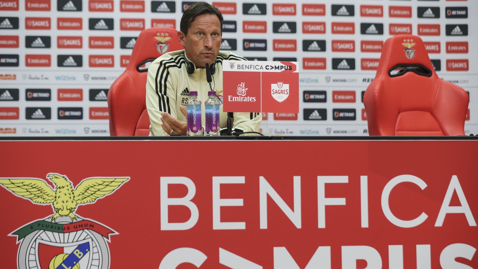 epa10111377 Benfica&#039;s head coach Roger Schmidt during a press conference at Benfica Training campus in Seixal, Portugal, 08 August 2022. Benfica will face FC Midtjylland in the second leg of the UEFA Champions League third qualifying round on 09 August.  EPA/MIGUEL A. LOPES