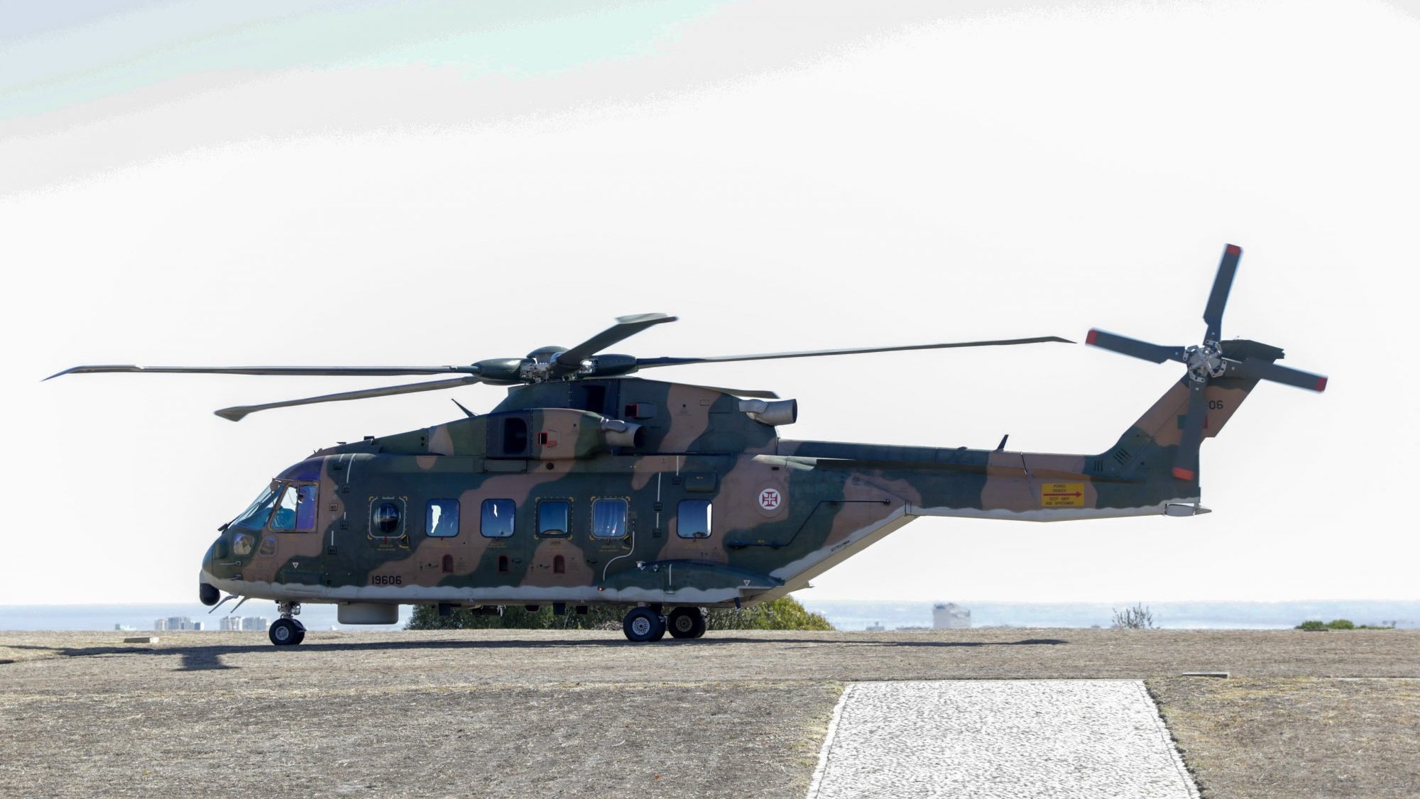 No local esteve um helicóptero EH-101, com uma equipa do INEM, um navio da Marinha e uma aeronave da Força Aérea