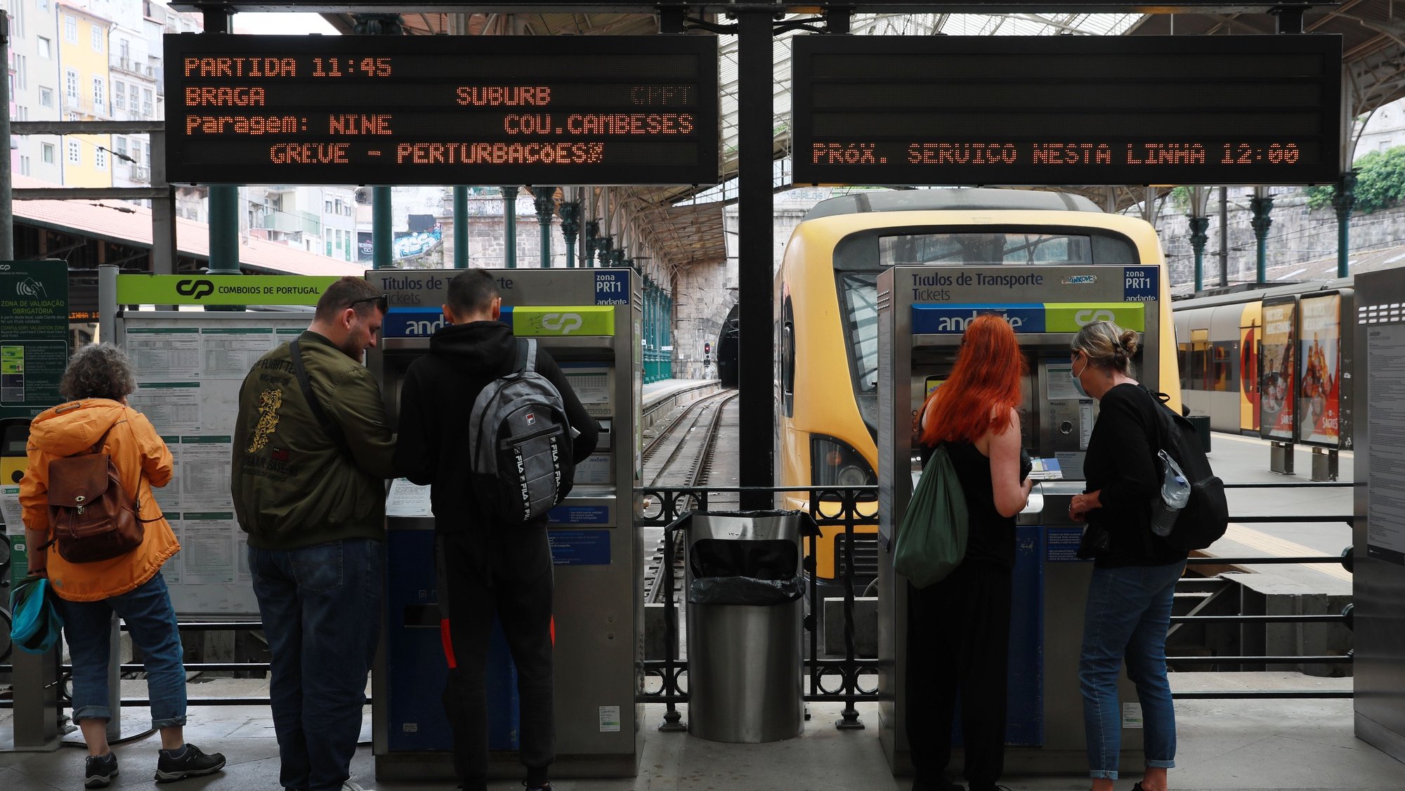 Estação de S. Bento no Porto, 16 de maio 2022. Os trabalhadores da CP – Comboios de Portugal fazem hoje uma greve de 24 horas, para reivindicar aumentos salariais de 90 euros para todos os trabalhadores. ESTELA SILVA/LUSA