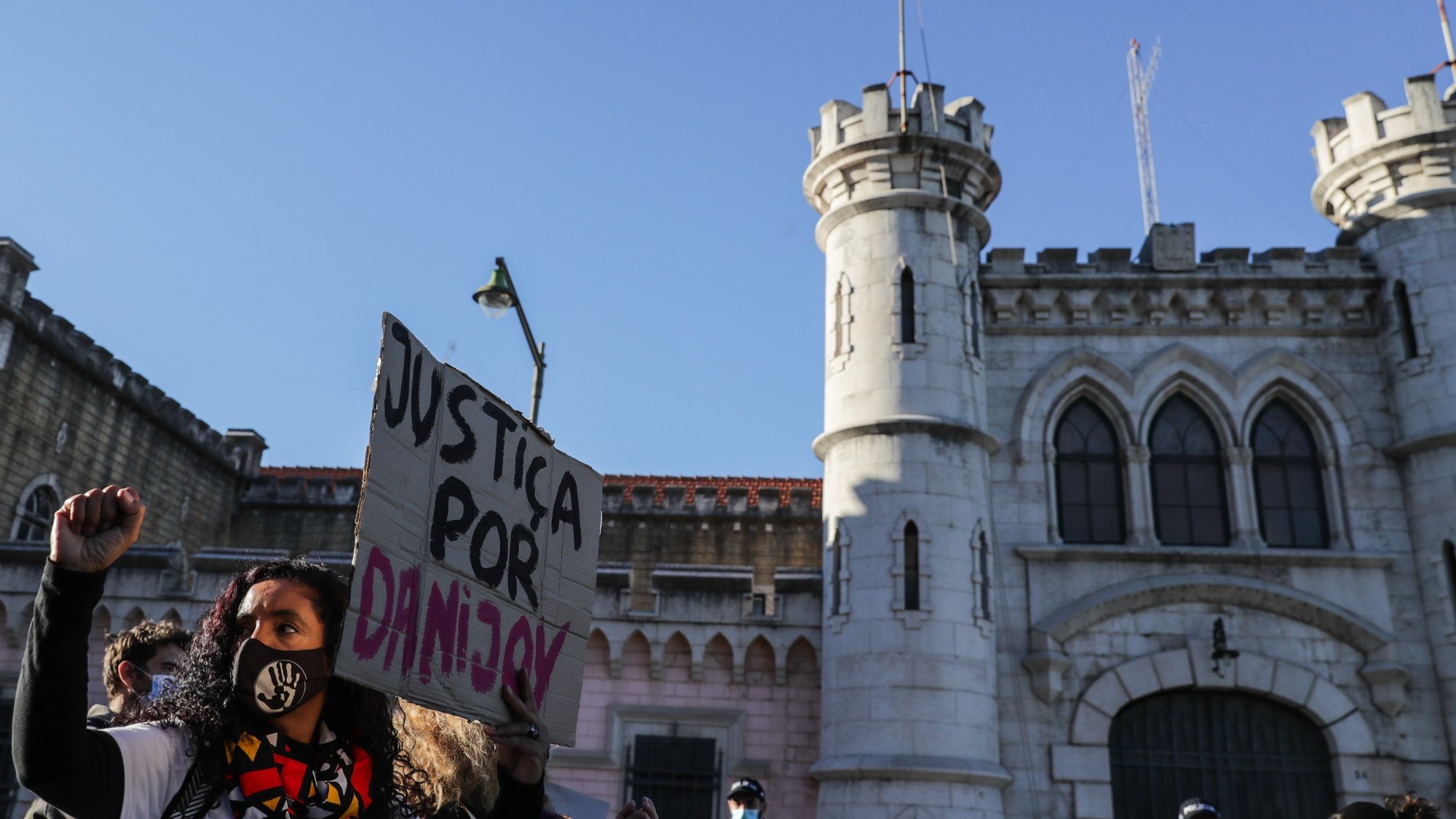 Cerca de uma centena de manifestantes concentraram-se por Danijoy Pontes, falecido no dia 15 de setembro no Estabelecimento Prisional de Lisboa (EPL) &quot;contra todas as prisões&quot;, parte de uma iniciativa do Movimento Negro Portugal (MNP), que une organizações do movimento negro, antirracista, de defesa dos direitos dos migrantes e da sociedade civil, em frente ao Estabelecimento Prisional de Lisboa, 06 de novembro de 2021. TIAGO PETINGA/LUSA
