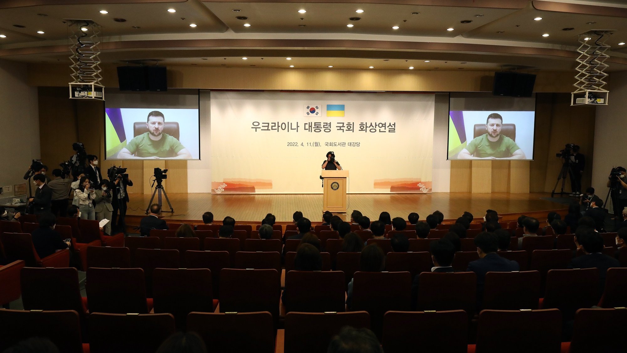 epa09884203 Ukrainian President Volodymyr Zelensky addresses the South Korean parliamentary via video link at the National Assembly in Seoul, South Korea, 11 April 2022. Zelensky has been making a virtual world tour in recent weeks, lobbying foreign governments by video to help Ukraine defend itself against Russia&#039;s invasion.  EPA/Chung Sung-Jun / POOL