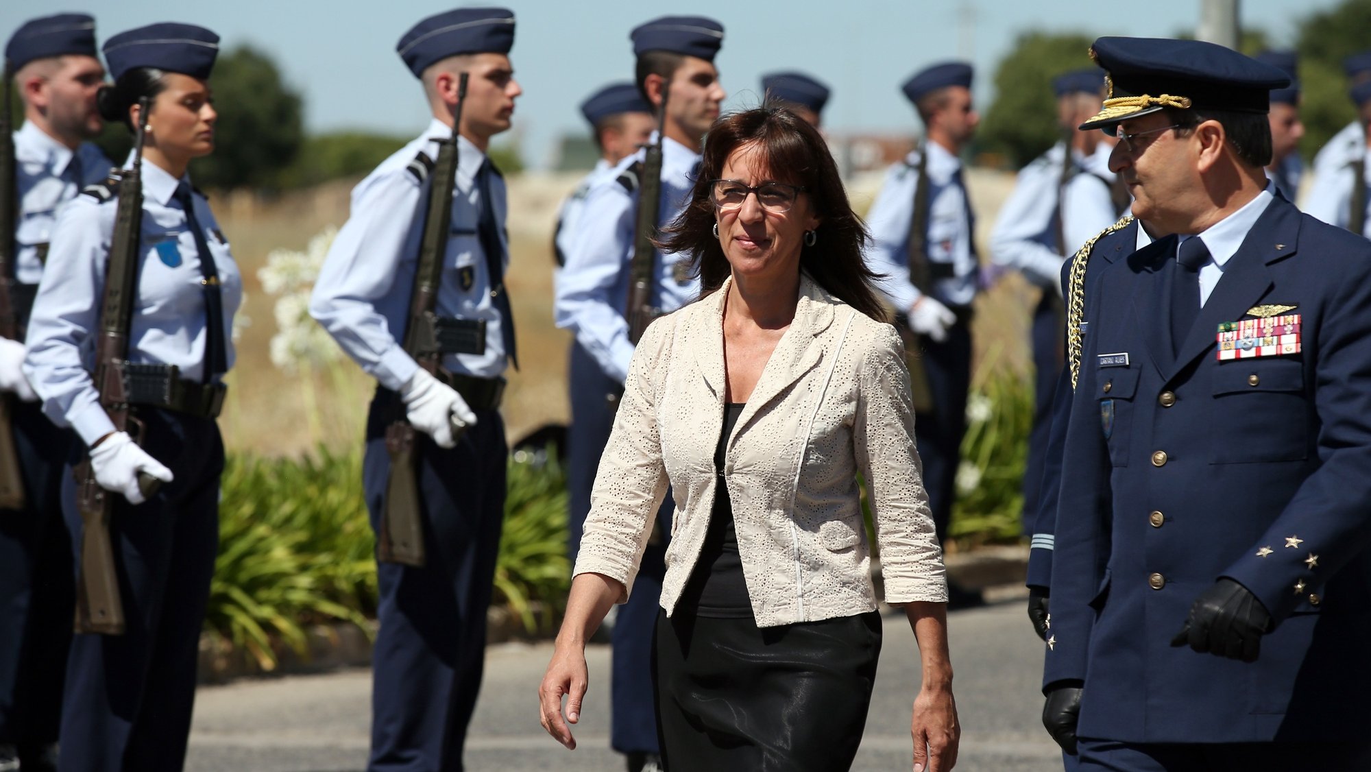 A ministra da Defesa Nacional, Helena Carreiras (C), passa revista às forças em parada, durante a cerimónia militar das celebrações do Dia da Força Aérea/70.º aniversário da Força Aérea, em Beja, 01 de julho de 2022. NUNO VEIGA/LUSA
