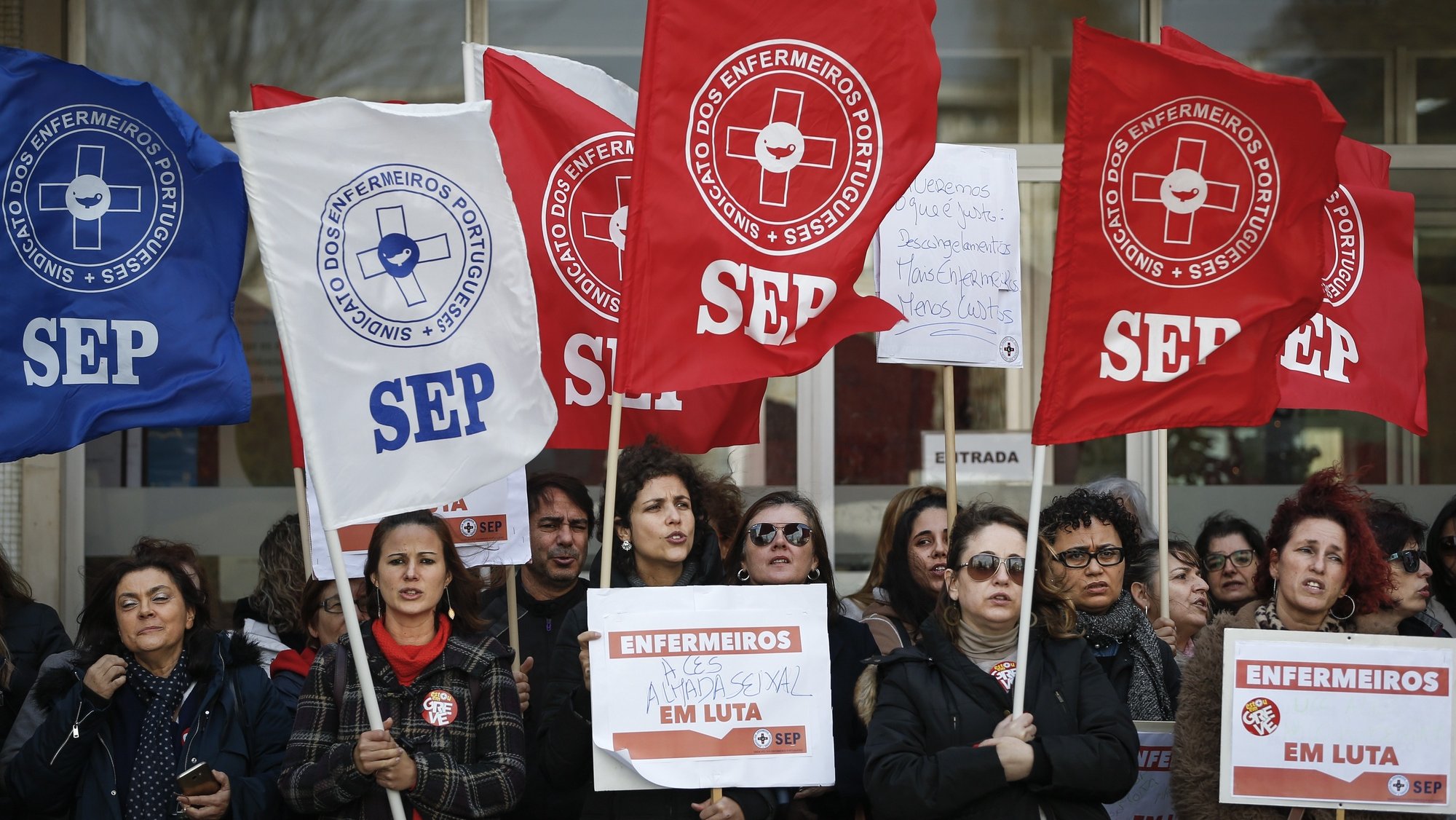 Enfermeiros em protesto durante a greve convocada pelo Sindicato dos Enfermeiros Portugueses (SEP), em frente à ARSLVT - Administração Regional de Saúde de Lisboa e Vale do Tejo, em Lisboa, 12 de dezembro de 2019. RODRIGO ANTUNES/LUSA