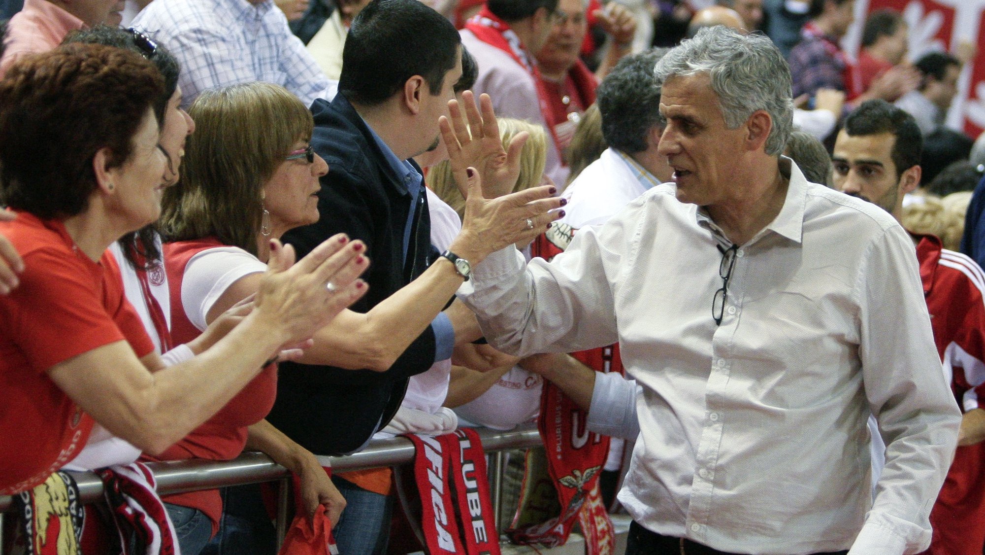 Henrique Vieira, treinador  da equipa encarnada, saúda os adeptos no final do jogo  Benfica vs Académica, para apurar o último finalista da Liga, 27 de Maio de 2009, no pavilhão da Luz. O Benfica venceu por 83 - 69. ANTÓNIO COTRIM/LUSA