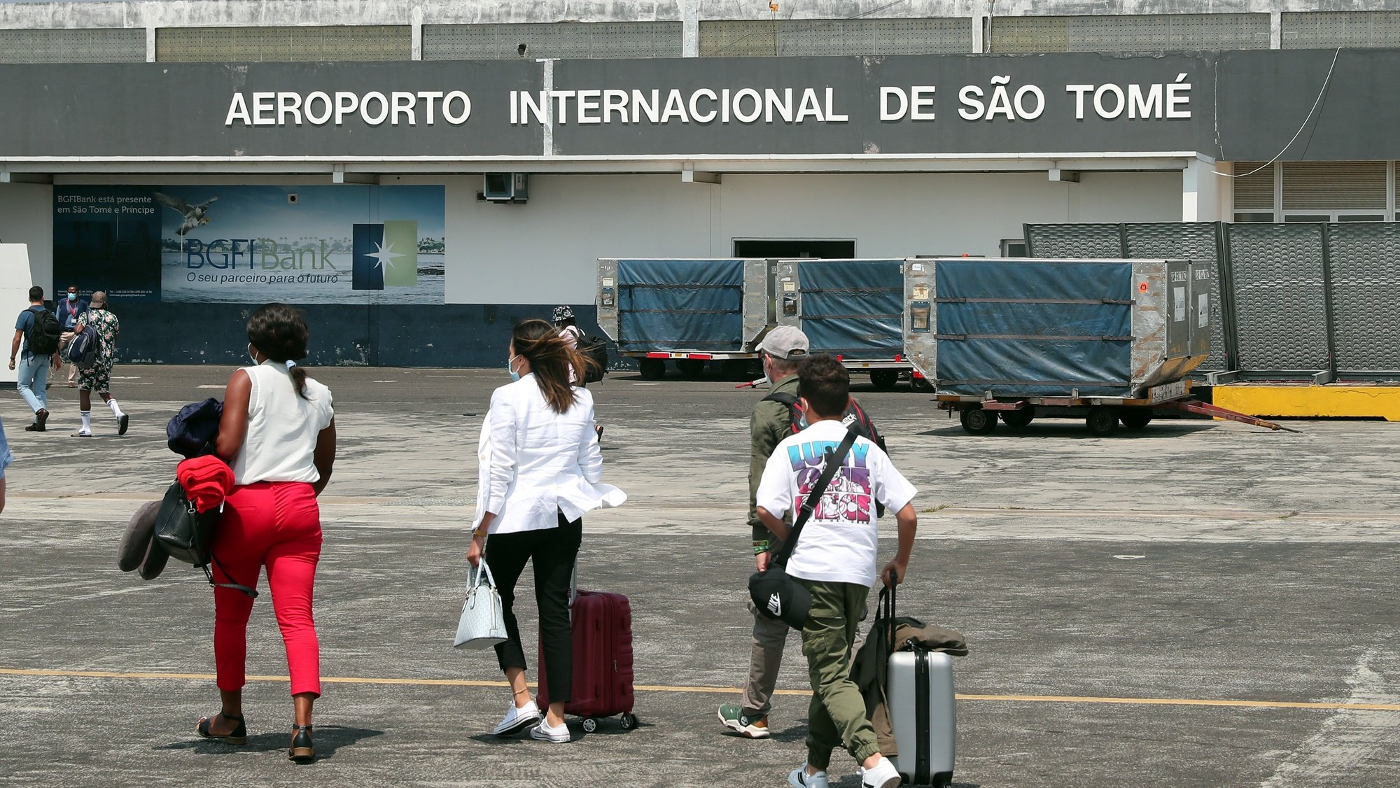 Passageiros vindos de Portugal desembarcam no Aeroporto Internacional de São Tomé. São Tomé, 10 de julho de 2021. NUNO VEIGA/LUSA