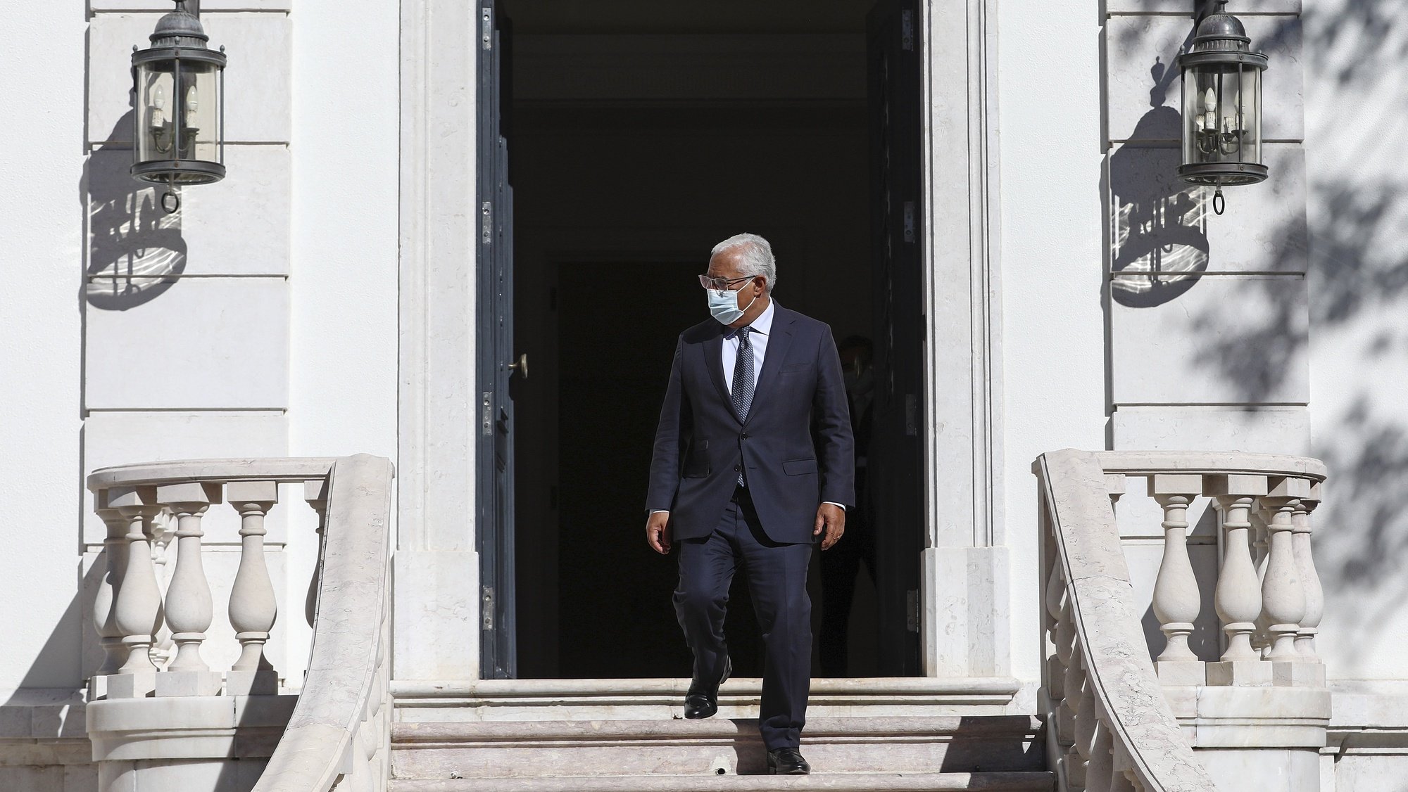 O primeiro-ministro, António Costa, aguarda a chegada do primeiro-ministro de Cabo Verde, Ulisses Correia e Silva (ausente da foto), para uma reunião no Palácio de São Bento, em Lisboa, 05 de novembro de 2021. ANTÓNIO PEDRO SANTOS/LUSA