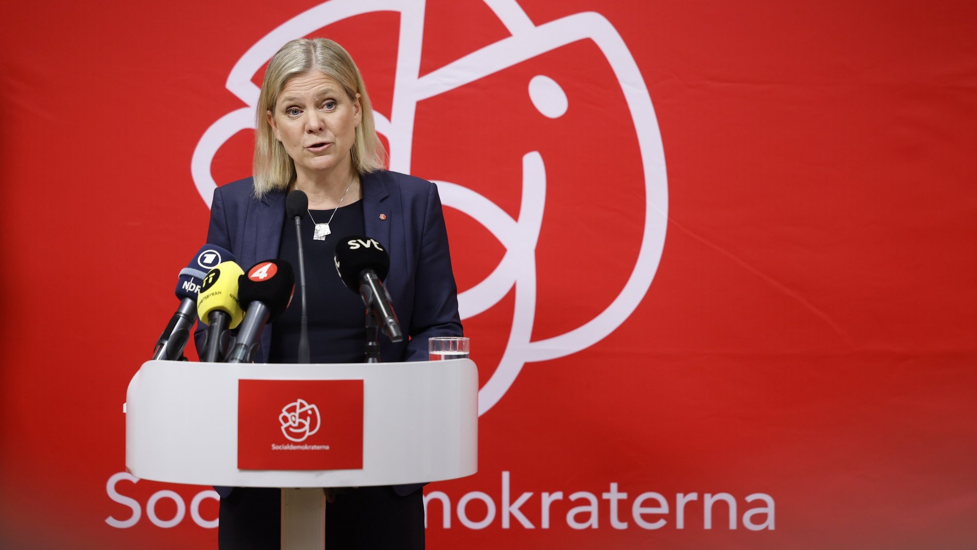 epa09949219 Sweden&#039;s Prime Minister Magdalena Andersson gives a press conference after a meeting at the ruling Social Democrat&#039;s headquarters in Stockholm, Sweden, 15 May 2022. The Swedish governing party, the Social Democrats, has decideded to support a Swedish NATO application.  EPA/Fredrik Persson  SWEDEN OUT