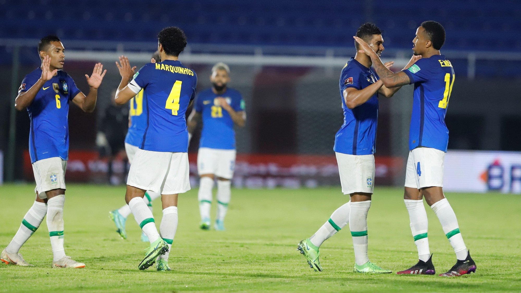 epa09256437 Brazil players celebrate during a South American qualifying match between Paraguay and Brazil for the Qatar 2022 World Cup at the Defensores del Chaco stadium in Asuncion, Paraguay, 08 June 2021.  EPA/NATHALIA AGUILAR