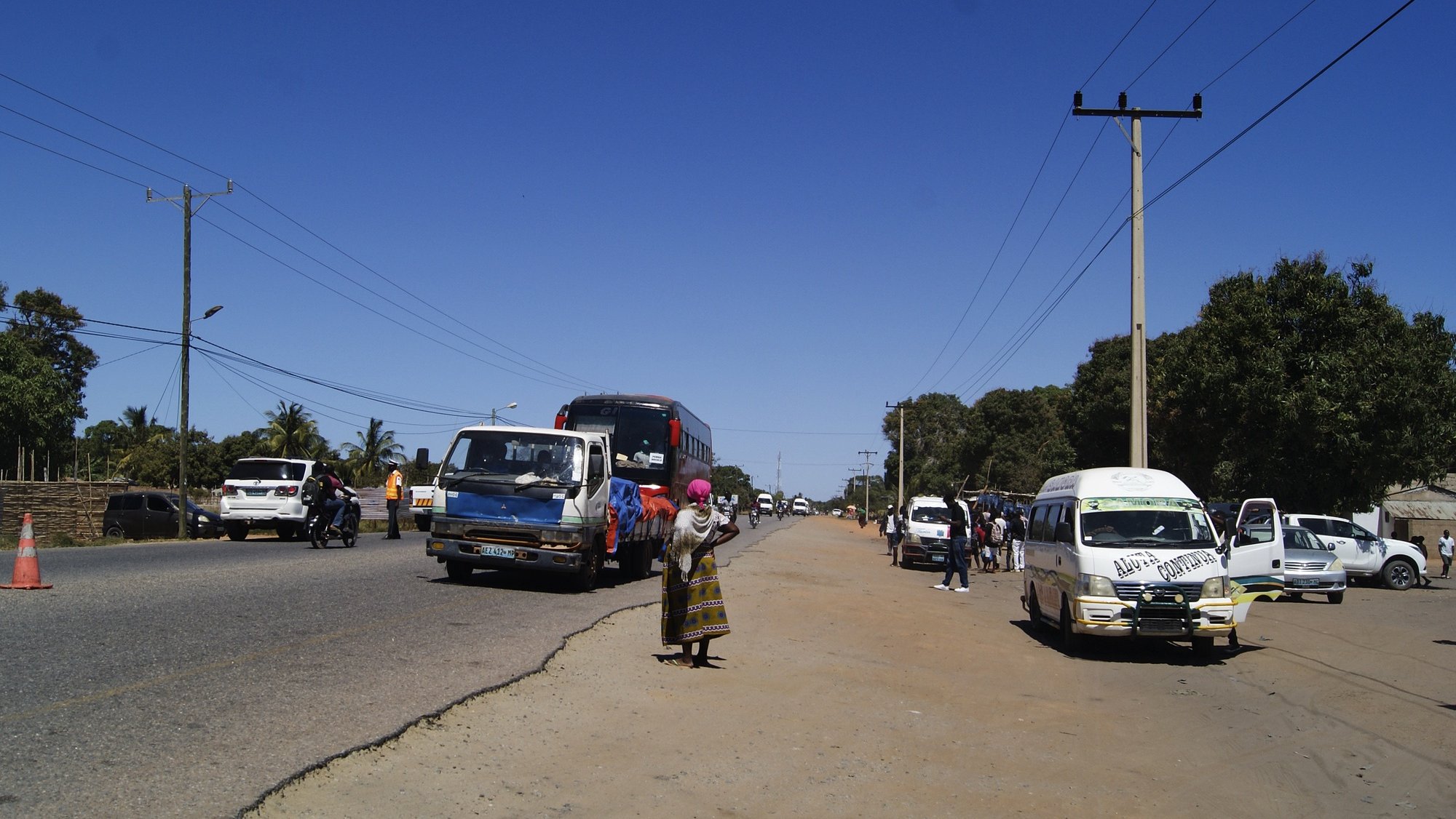 Operações de fiscalização na Estrada Nacional Número 1, à porta do terminal rodoviário de passageiros de Pemba, Cabo Delgado, Moçambique, 19 de agosto de 2021. Na sequência dos ataques, que aterrorizam a província de Cabo Delgado desde 2017, há mais de 3.100 mortes, segundo o projeto de registo de conflitos ACLED, e mais de 817 mil deslocados, segundo as autoridades moçambicanas. (ACOMPANHA TEXTO DE 20 DE AGOSTO DE 2021). LUÍSA NHANTUMBO/LUSA