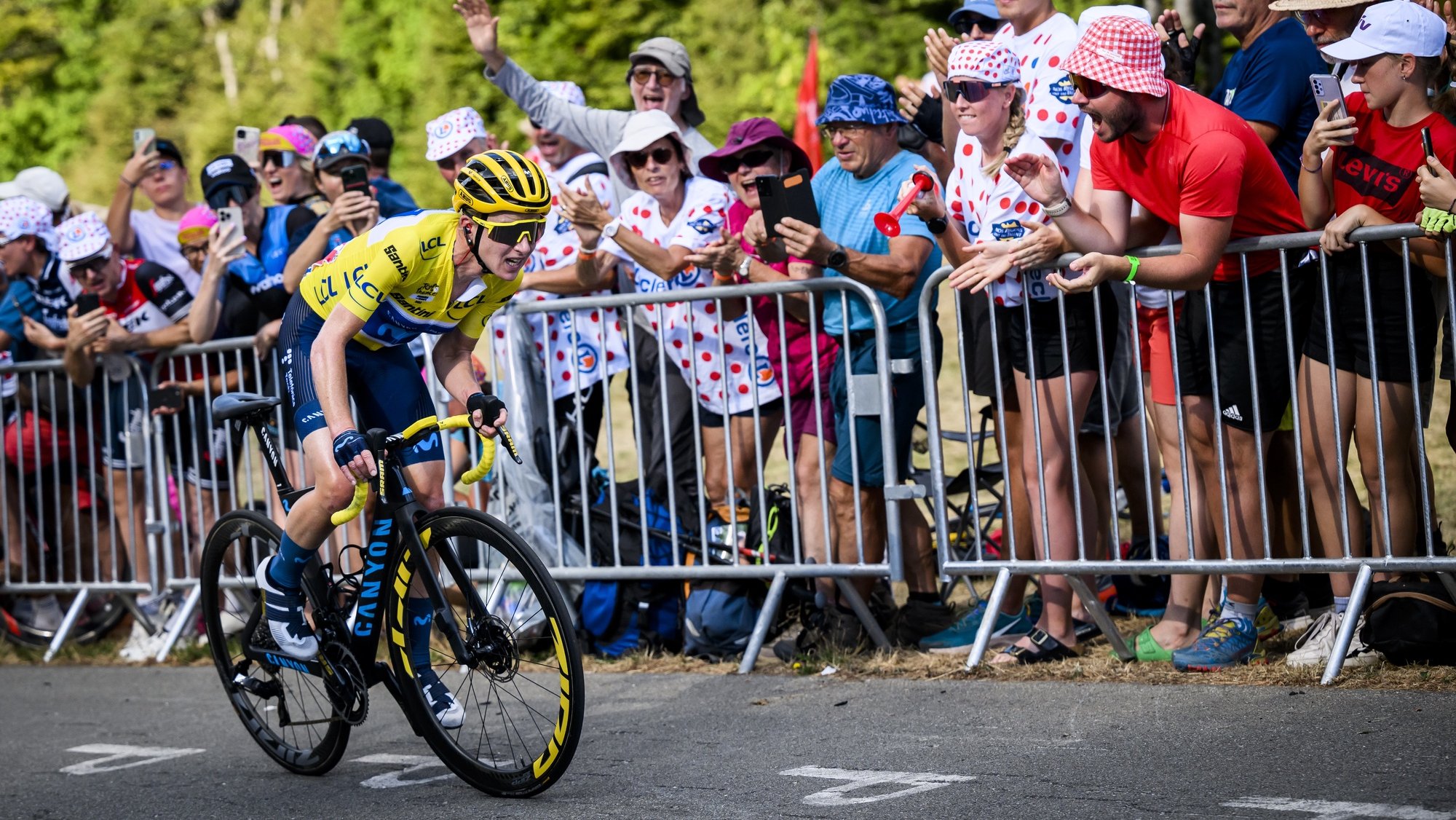 epa10100271 The yellow jersey wearer, Dutch rider Annemiek van Vleuten of team Movistar, in action during the 8th and last stage of the Women&#039;s Tour de France 2022 cycling race, over 123.3 km from Lure to La Super Planche des Belles Filles, France, 31 July 2022.  EPA/JEAN-CHRISTOPHE BOTT