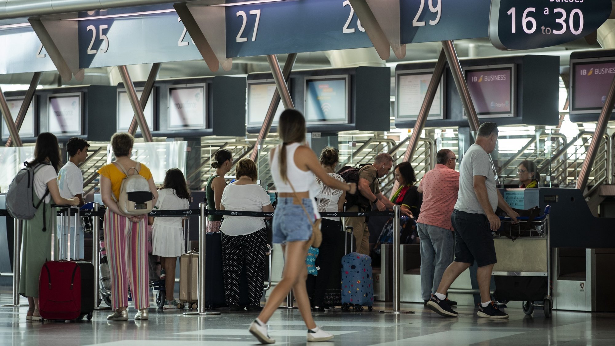 Passageiros no aeroporto Francisco Sá Carneiro, no Porto, 06 de julho de 2022. JOSÉ COELHO/LUSA