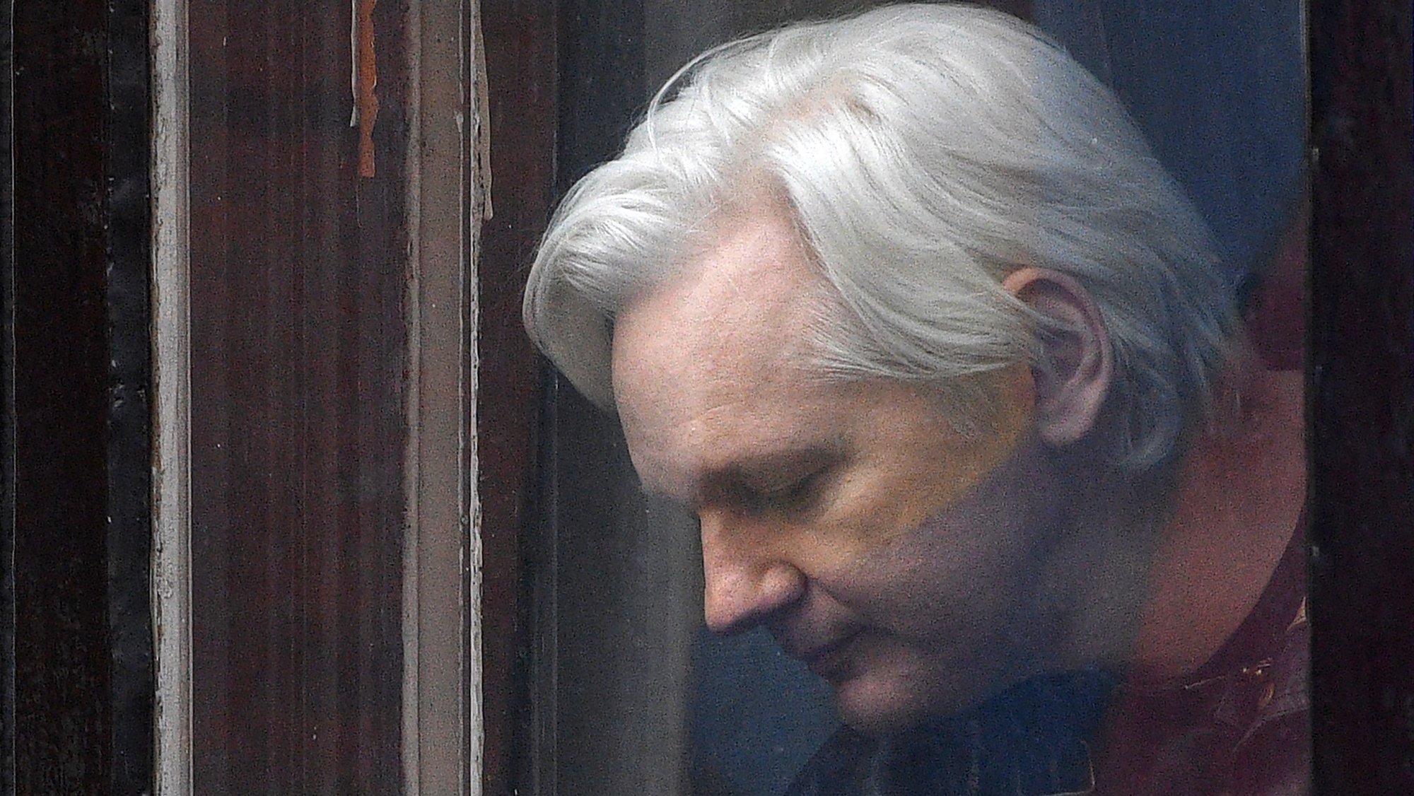 epa10017727 (FILE) - Wikileaks founder Julian Assange speaks to reporters on the balcony of the Ecuadorian Embassy in London, Britain, 19 May 2017 (reissued 17 June 2022). Wikileaks founder Julian Assange’s extradition to the US has been approved by British Home Secretary Priti Patel 17 June 2022.  EPA/FACUNDO ARRIZABALAGA *** Local Caption *** 55897098