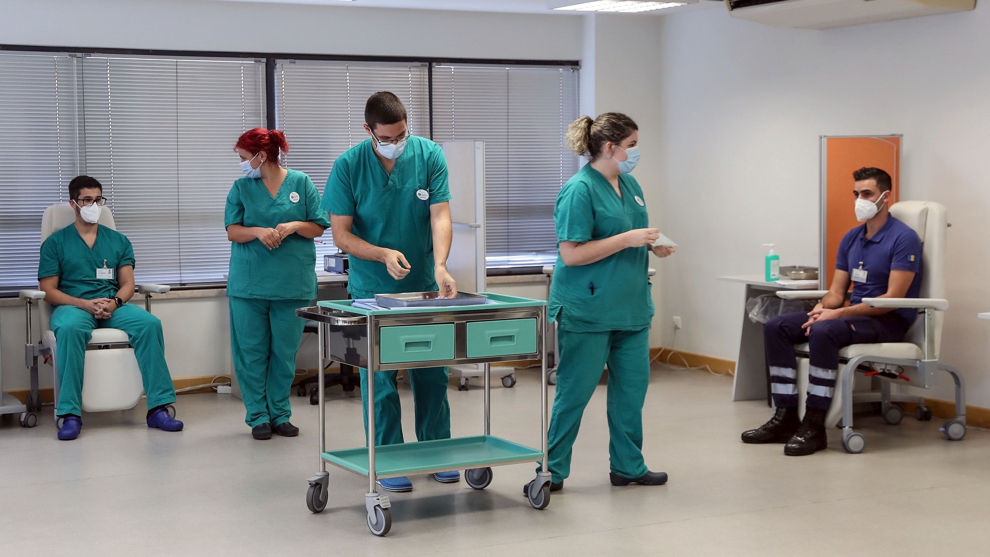 O serviço Regional de Saúde da Madeira deu início à campanha de vacinação contra a pandemia da covid-19, no Hospital Dr. Nélio Mendonça, no Funchal, 31 de dezembro de 2020. HOMEM DE GOUVEIA/LUSA