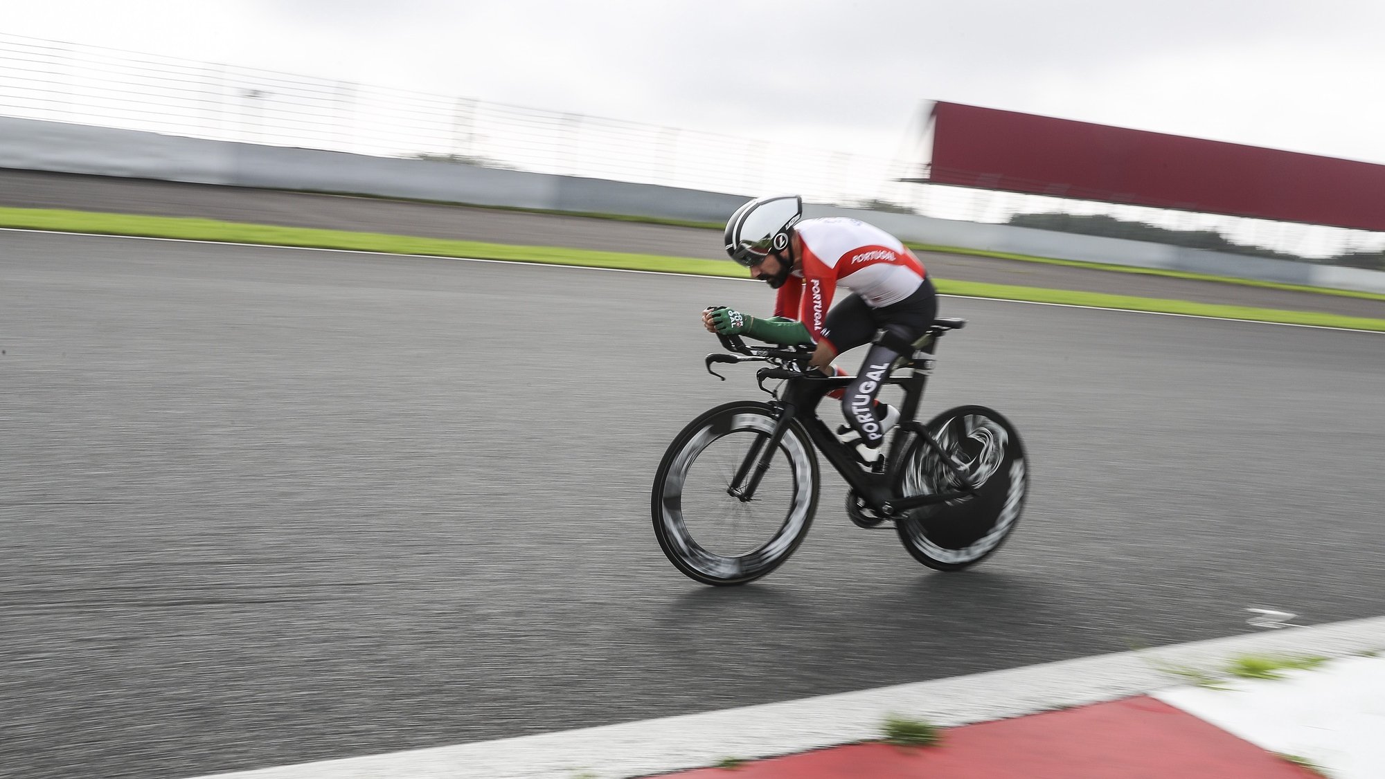 O atleta português, Telmo Pinão em ação durante o contrarrelógio da prova de ciclismo C2, esta manhã no Autódromo Internacional de Fuji, nos jogos Paralímpicos de Toquio 2020, Japão, 31 de agosto de 2021. MIGUEL A. LOPES/LUSA