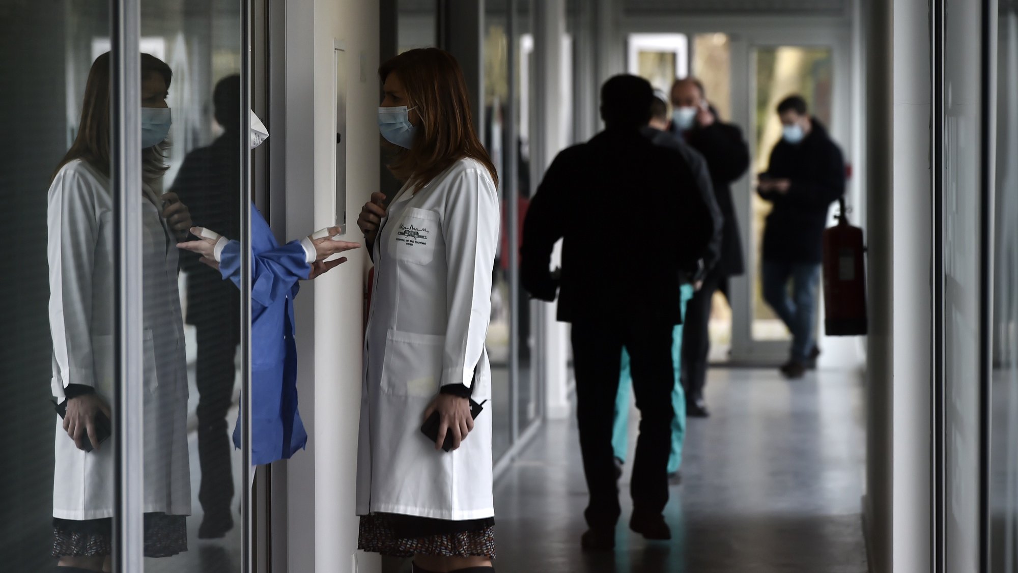 Um profissional de saúde no interior do Pavilhão Desportivo Cidade de Viseu, que foi adaptado como hospital de campanha para receber doentes covid-19, em  Viseu, 19 de janeiro de 2021. NUNO ANDRÉ FERREIRA/LUSA