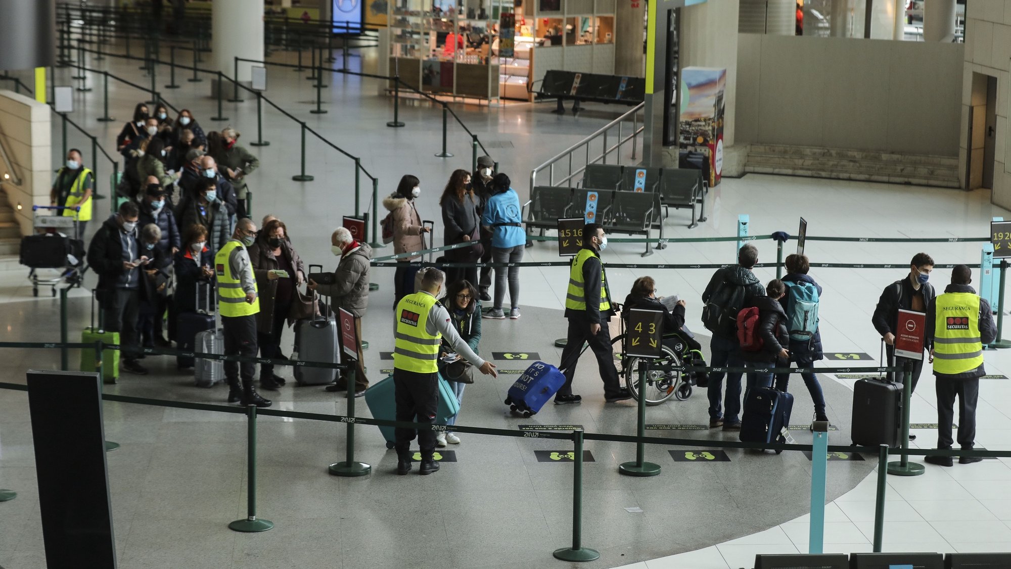 Controle de testes covid-19 aos passageiros à chegada ao aeroporto de Lisboa