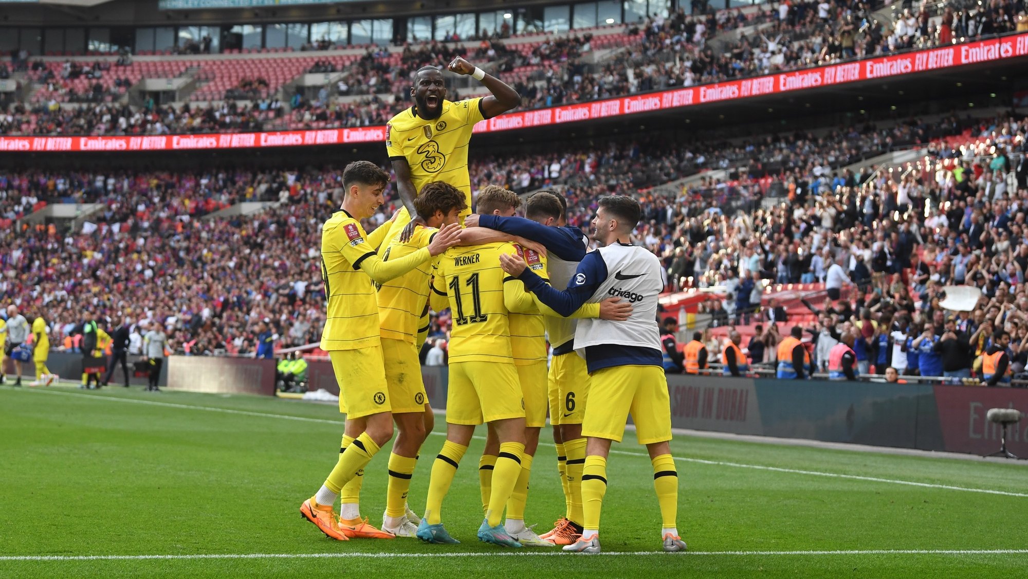epa09894865 Mason Mount of Chelsea celebrates with teammates after scoring the 2-0 lead during the English FA Cup semi final match between Chelsea FC and Crystal Palace in London, Britain, 17 April 2022.  EPA/NEIL HALL EDITORIAL USE ONLY. No use with unauthorized audio, video, data, fixture lists, club/league logos or &#039;live&#039; services. Online in-match use limited to 120 images, no video emulation. No use in betting, games or single club/league/player publications