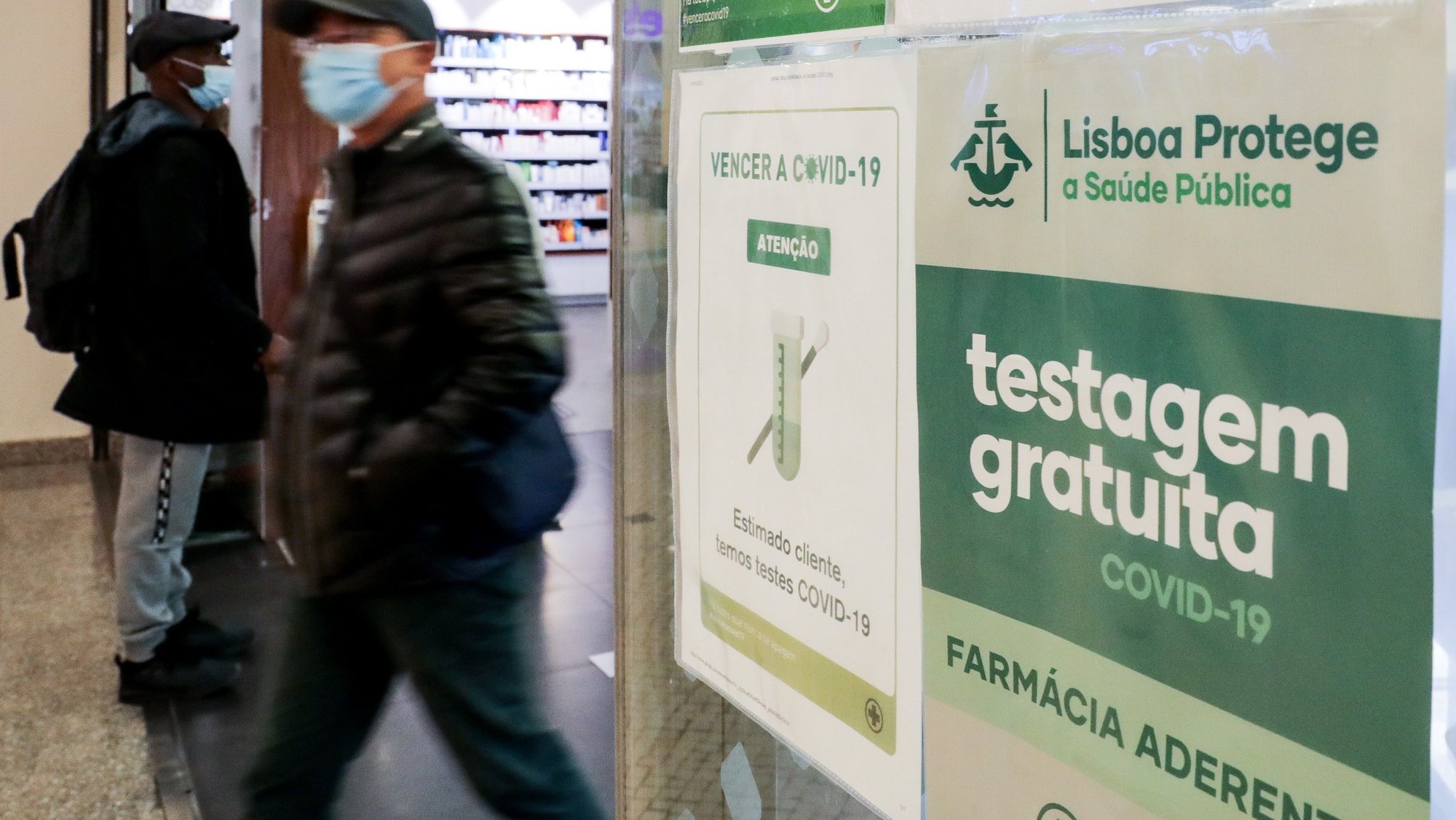 As farmácias preparam-se para uma maior procura por testes para deteção de covid-19 nos próximos dias, aumentando os stocks e alargando horários para a testagem, sujeita a marcação prévia em Lisboa, 26 de novembro 2021. (ACOMPANHA TEXTO DA LUSA) TIAGO PETINGA/LUSA