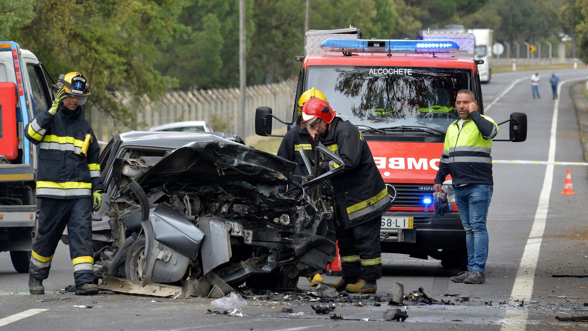 Uma colisão frontal entre dois veículos ligeiros causou hoje dois mortos e três feridos junto à Academia do Sporting, em Alcochete, 09 de maio 2019. RUI MINDERICO/LUSA