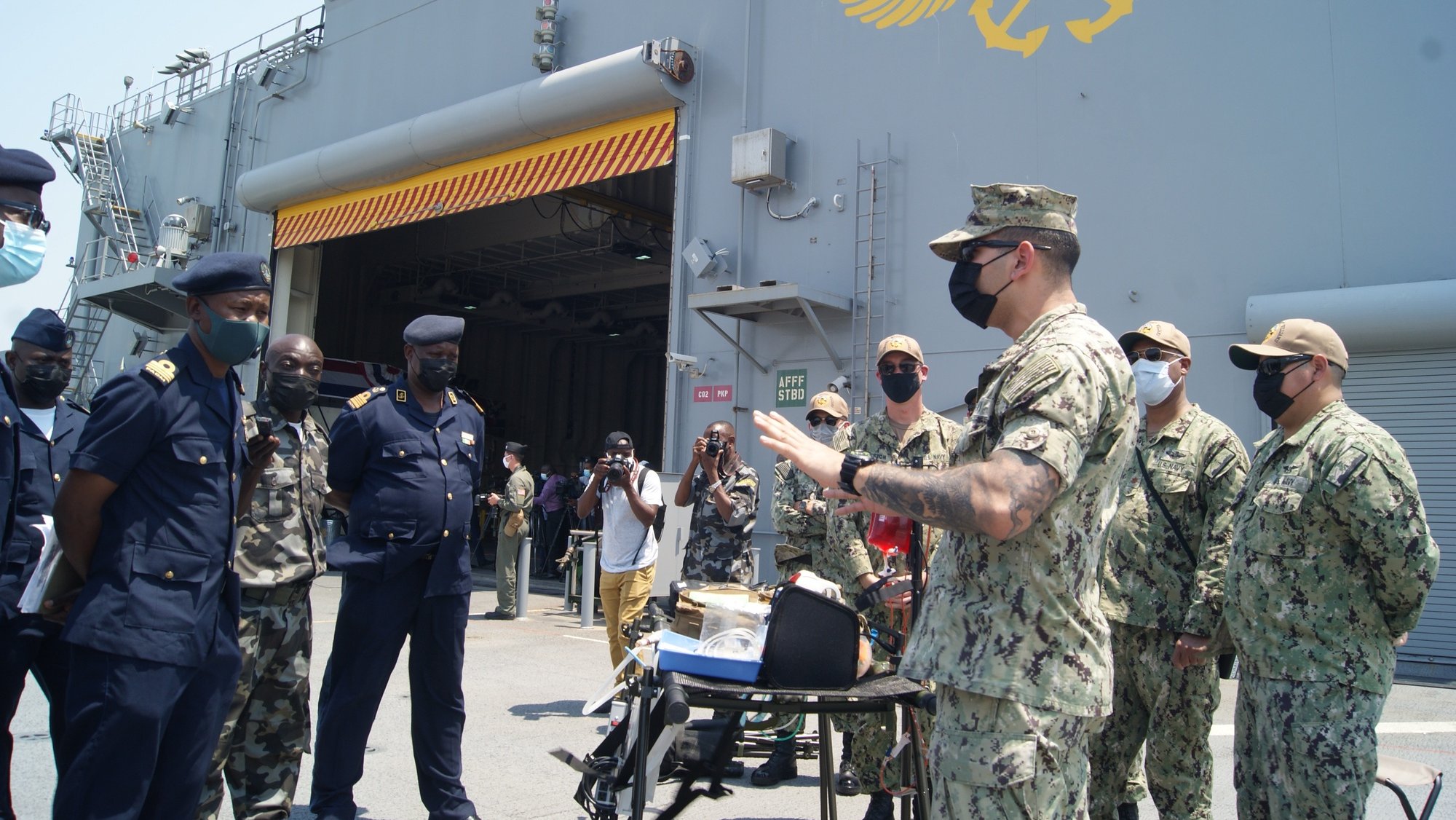 Militares da marinha dos Estados Unidos da América (D) apresentam equipamentos médicos a elementos da marinha de guerra moçambicana (E), em Maputo, Moçambique, 16 de outubro de 2021. O navio de guerra USS Hershel “Woody” Williams (ESB-4) da marinha dos Estados Unidos da América visita Maputo no âmbito da cooperação militar entre os dois países. (ACOMPANHA TEXTO). LUÍSA NHANTUMBO/LUSA