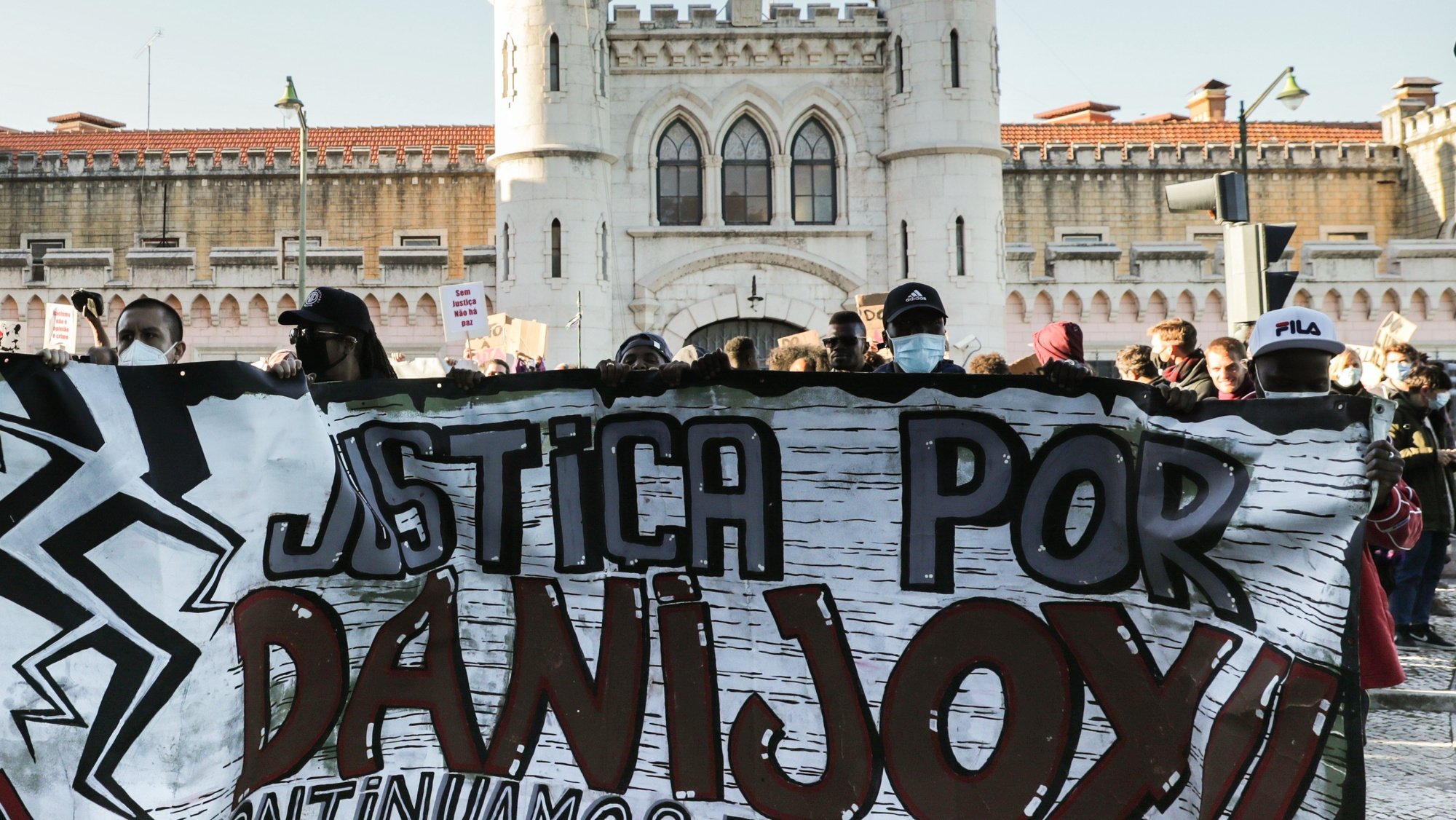 Cerca de uma centena de manifestantes concentraram-se por Danijoy Pontes, falecido no dia 15 de setembro no Estabelecimento Prisional de Lisboa (EPL) &quot;contra todas as prisões&quot;, parte de uma iniciativa do Movimento Negro Portugal (MNP), que une organizações do movimento negro, antirracista, de defesa dos direitos dos migrantes e da sociedade civil, em frente ao Estabelecimento Prisional de Lisboa, 06 de novembro de 2021. TIAGO PETINGA/LUSA