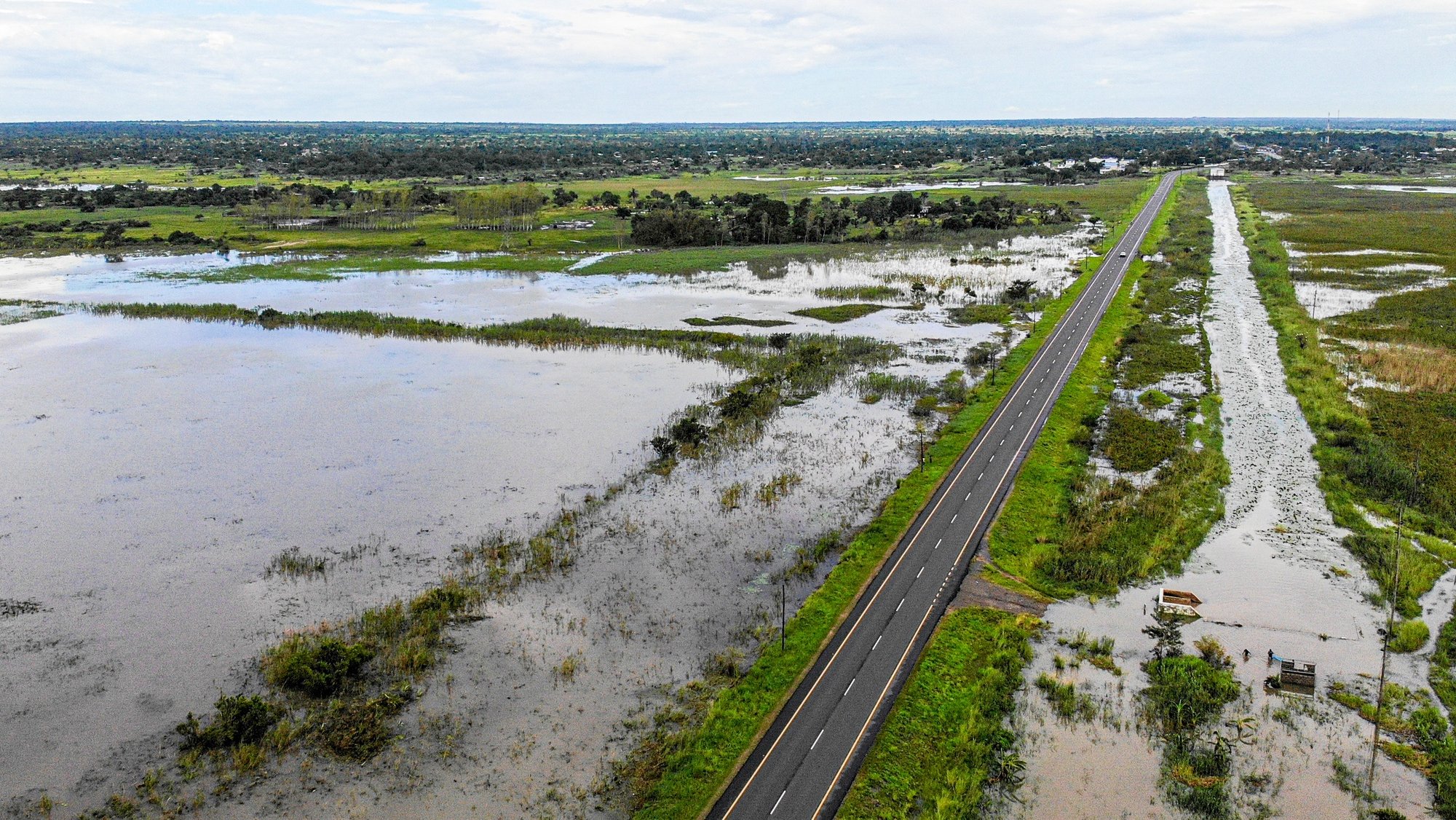 Imagem aérea obtida por um drone da estrada que liga a cidade da Beira a Nhamatanda, inundada devido à passagem do ciclone Eloise, Moçambique, 21 de janeiro de 2021. RICARDO FRANCO/LUSA