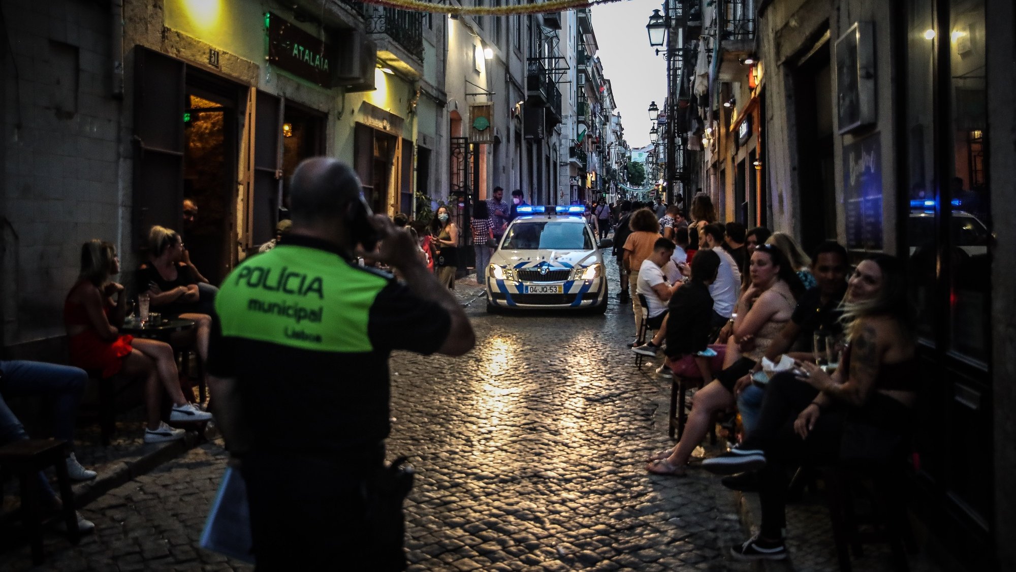 Ação de fiscalização da ASAE em parceria com a Polícia Municipal de Lisboa a estabelecimentos comerciais e restauração no âmbito das medidas de restrição da covid-19, no Bairro Alto, em Lisboa, 25 de junho de 2021. MÁRIO CRUZ/LUSA