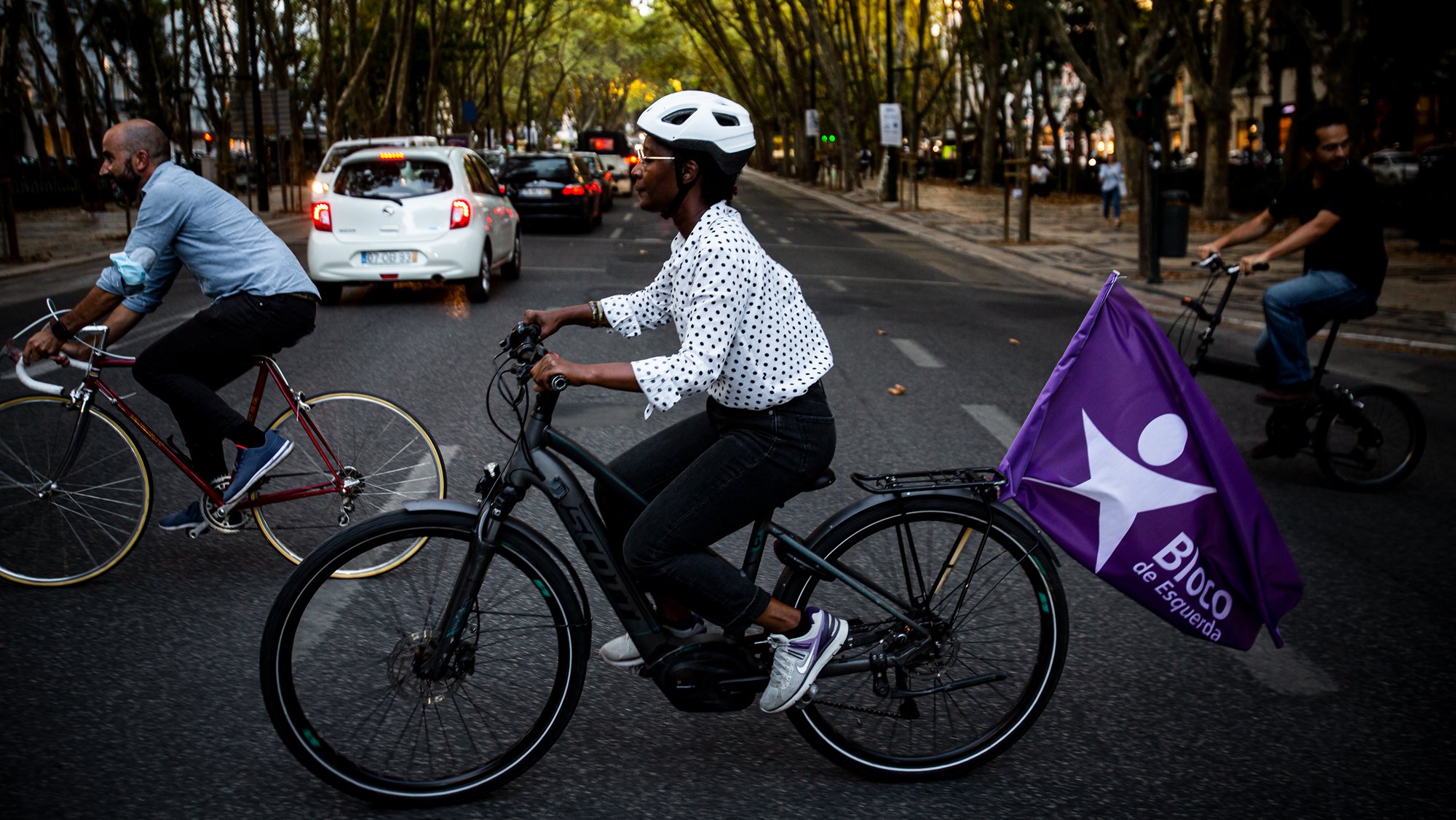 Beatriz Gomes Dias, a andar de bicicleta na campanha eleitoral do BE à Câmara de Lisboa