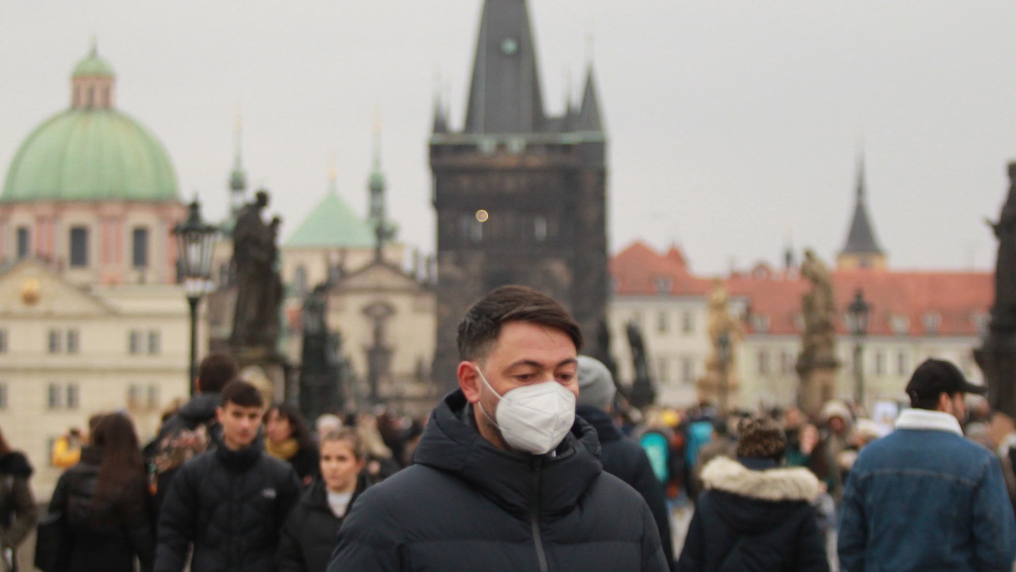 Homem usa máscara cirúrgica na República Checa