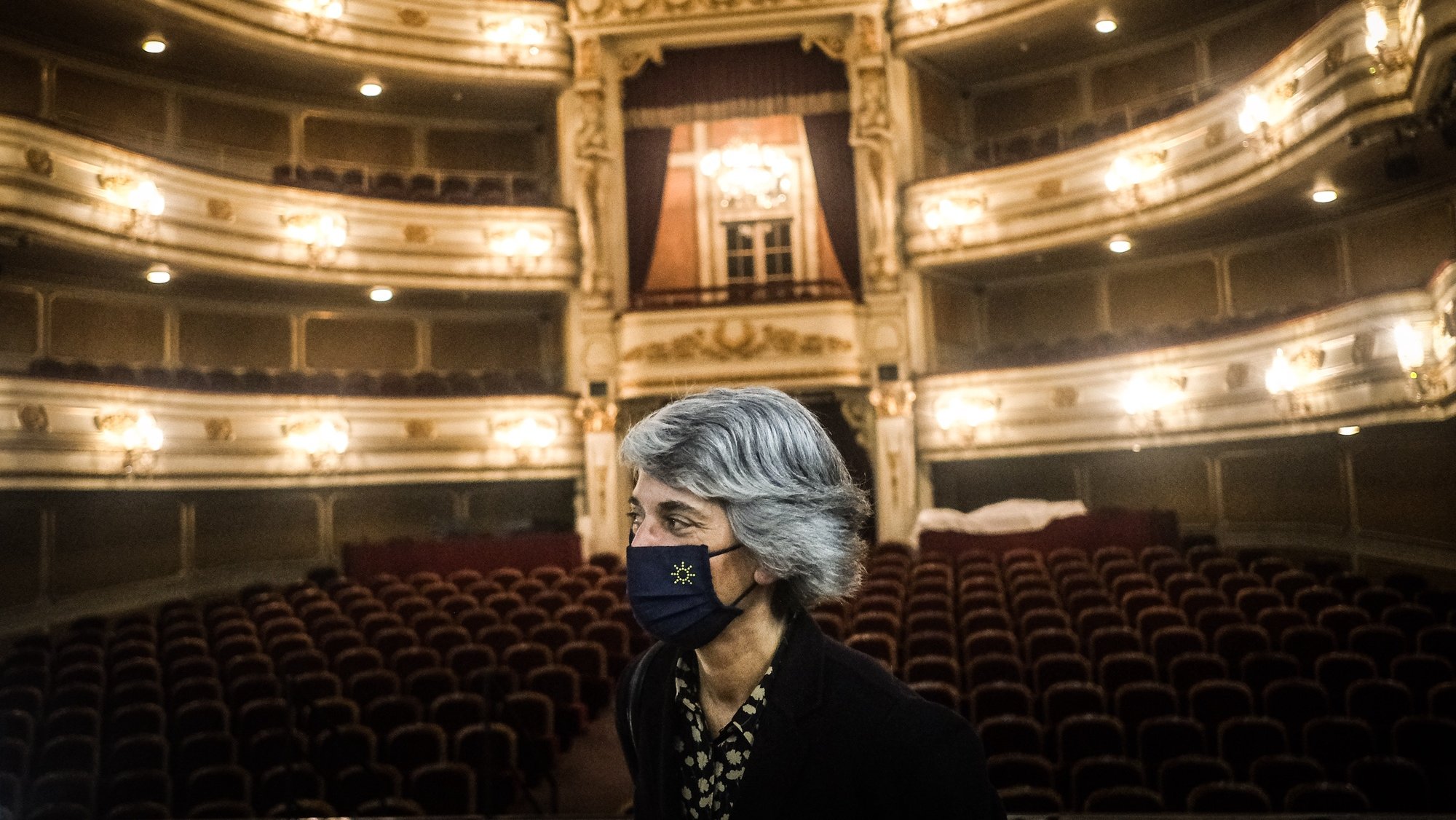 A ministra da Cultura, Graça Fonseca, após a conferência de imprensa de apresentação do projeto de intervenção no Teatro Nacional D. Maria II, no âmbito do Plano de Recuperação e Resiliência, no Teatro Nacional D. Maria II, em Lisboa, 13 de dezembro de 2021. MÁRIO CRUZ/LUSA