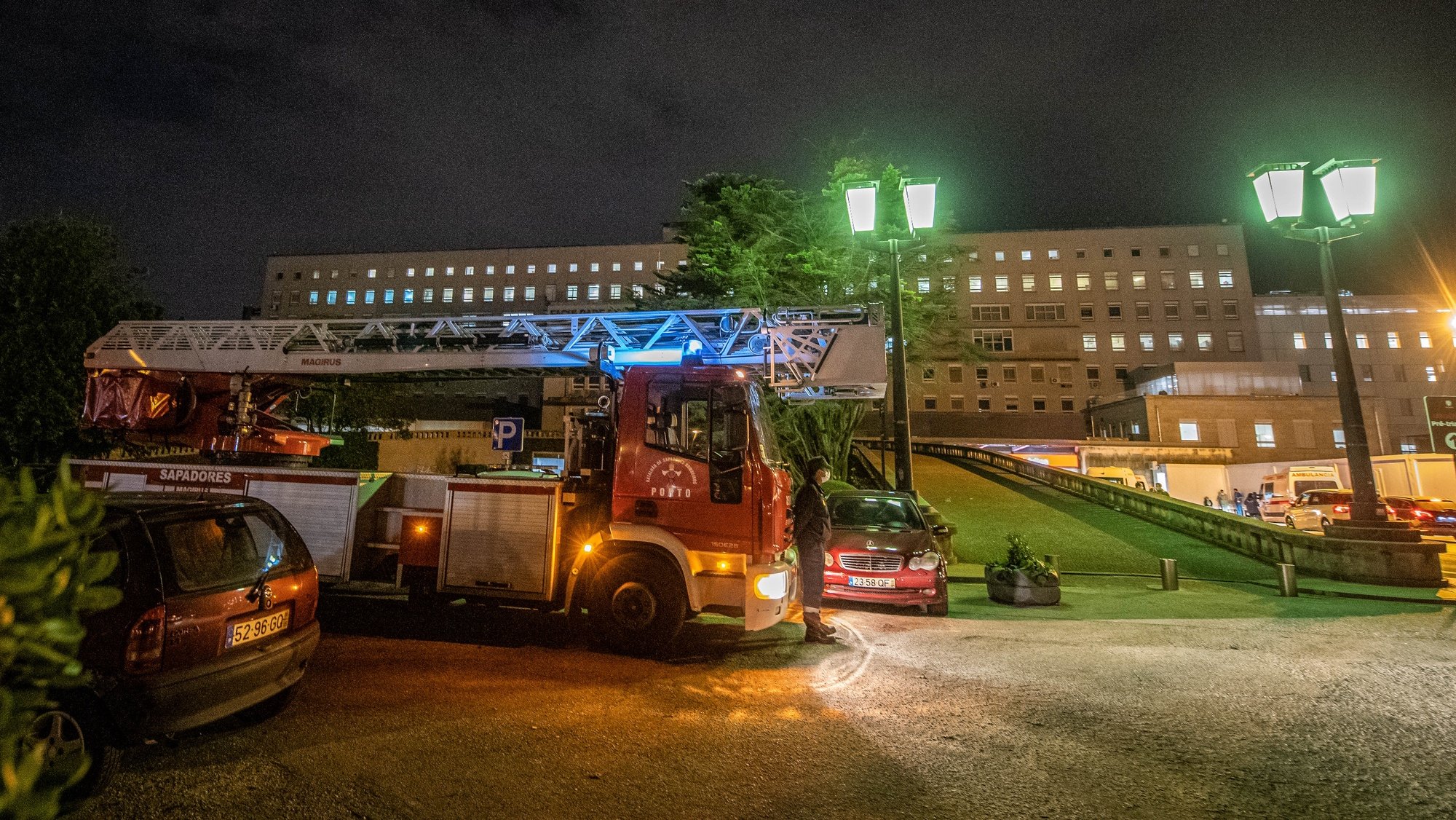 Viatura do Batalhão de Sapadores bombeiros do Porto, estacionada junto ao Hospital de São João, durante a intervenção no incêndio que deflagrou no 9º piso do Hospital, no Serviço de Pneumologia, 19 de Dezembro de 2021 - RUI MANUEL FARINHA / LUSA