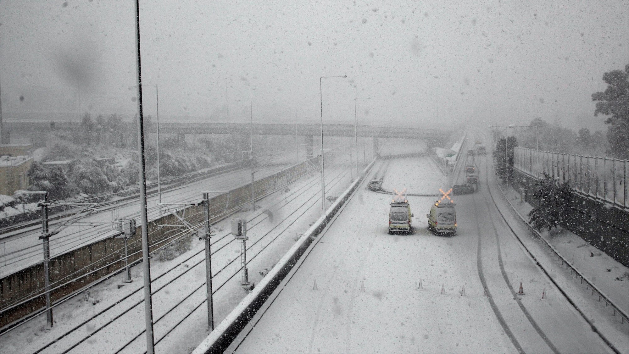Veículos impedidos de transitar nas ruas de Atenas, na Grécia, devido à neve