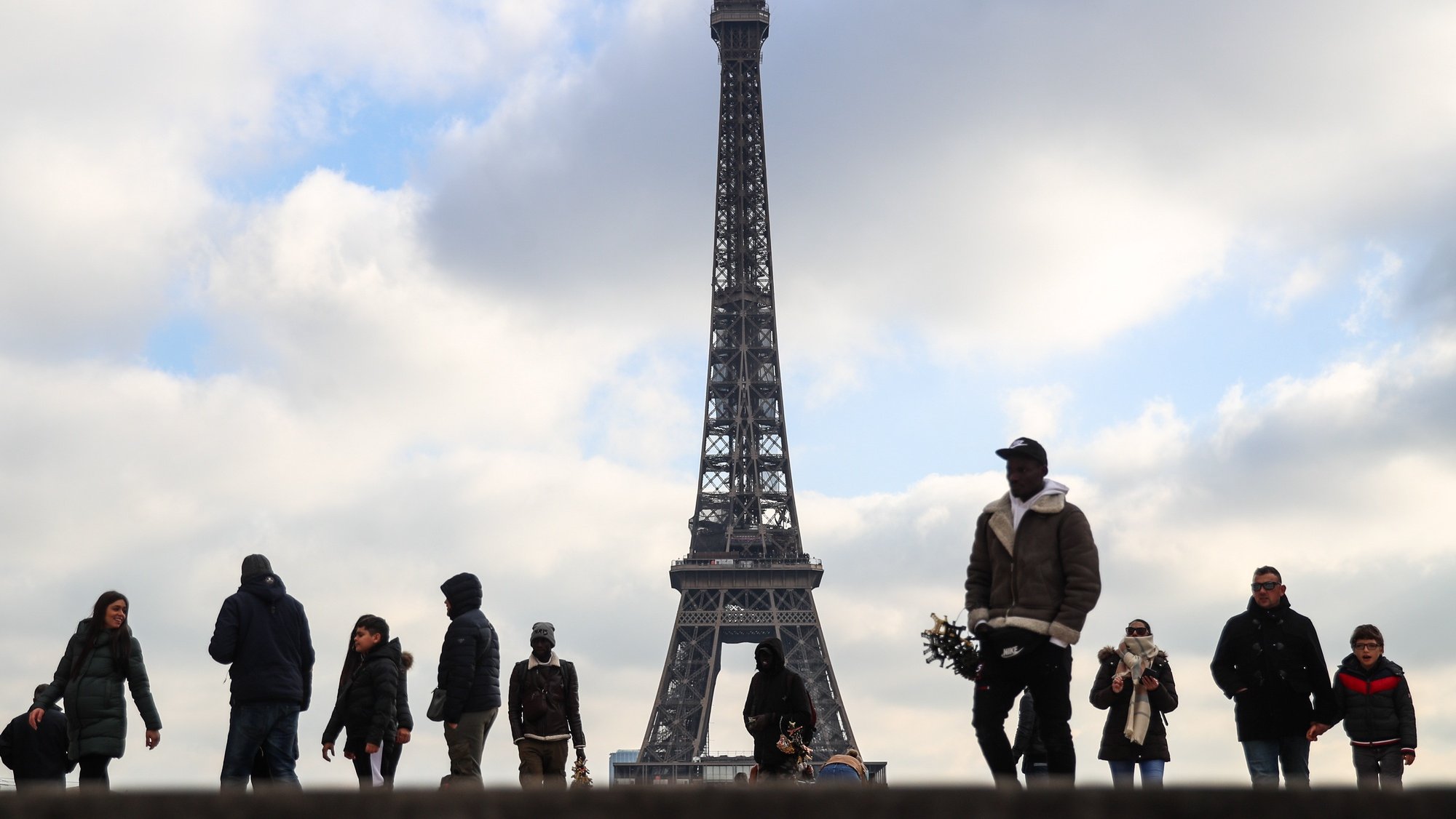 epa09600571 People walk in Place Trocadero near the Eiffel Tower in Paris, France, 24 November 2021. France gears up for the fifth wave of the coronavirus Sars-CoV-2 pandemic.  EPA/Mohammed Badra