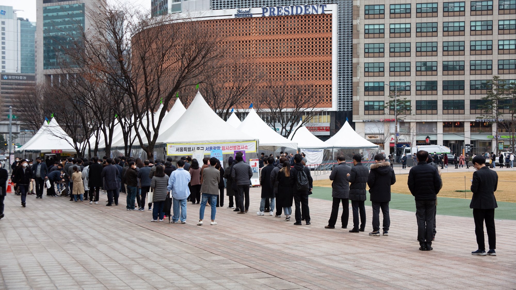 Pessoas na fila para fazer um teste de Covid-19 num centro de testagem na Coreia do Sul. 14 de março de 2022